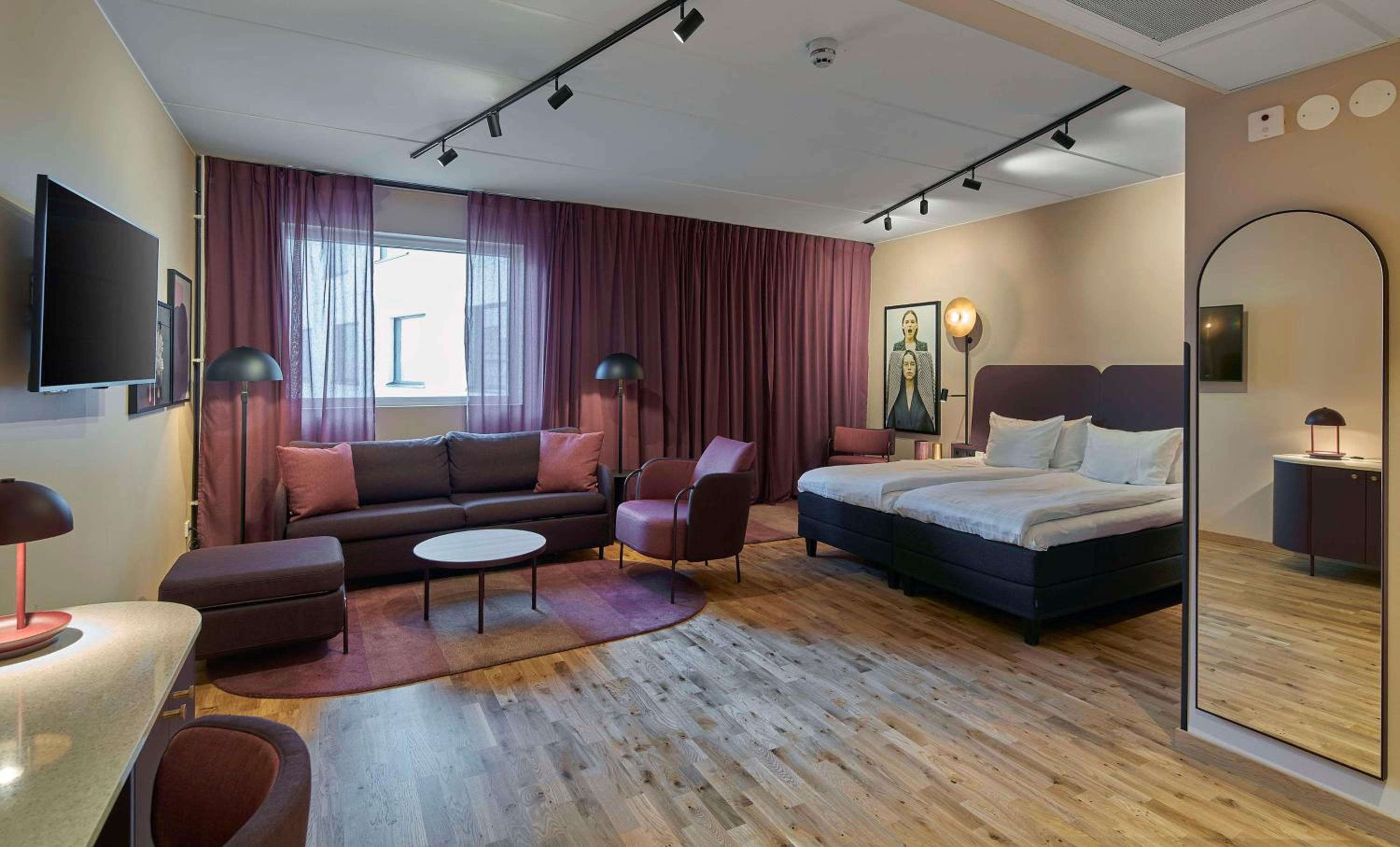 Superior Family Room - Photo 1