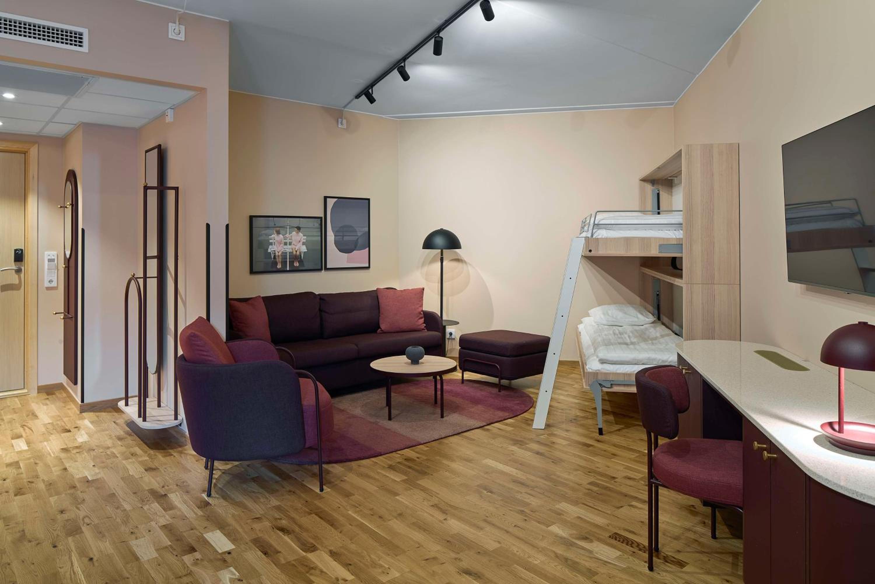 Superior Family Room - Photo 5