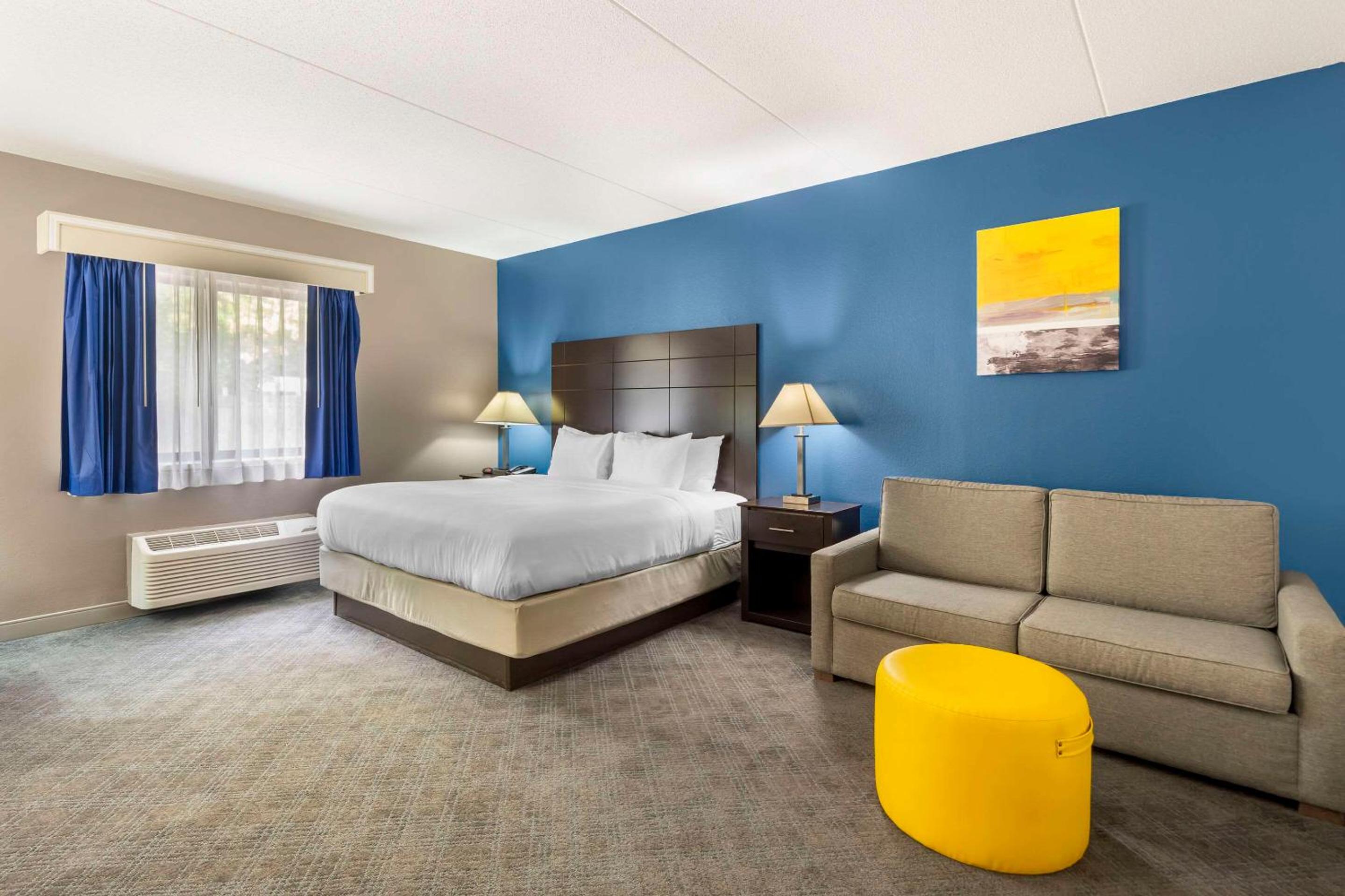 King Suite with Sofa Bed - Non Smoking - Photo 1