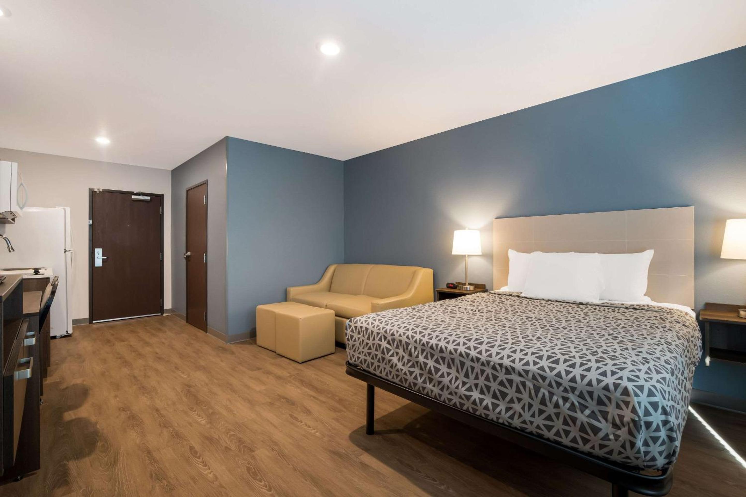 Queen Suite with Sofa Bed - Non Smoking - Photo 3