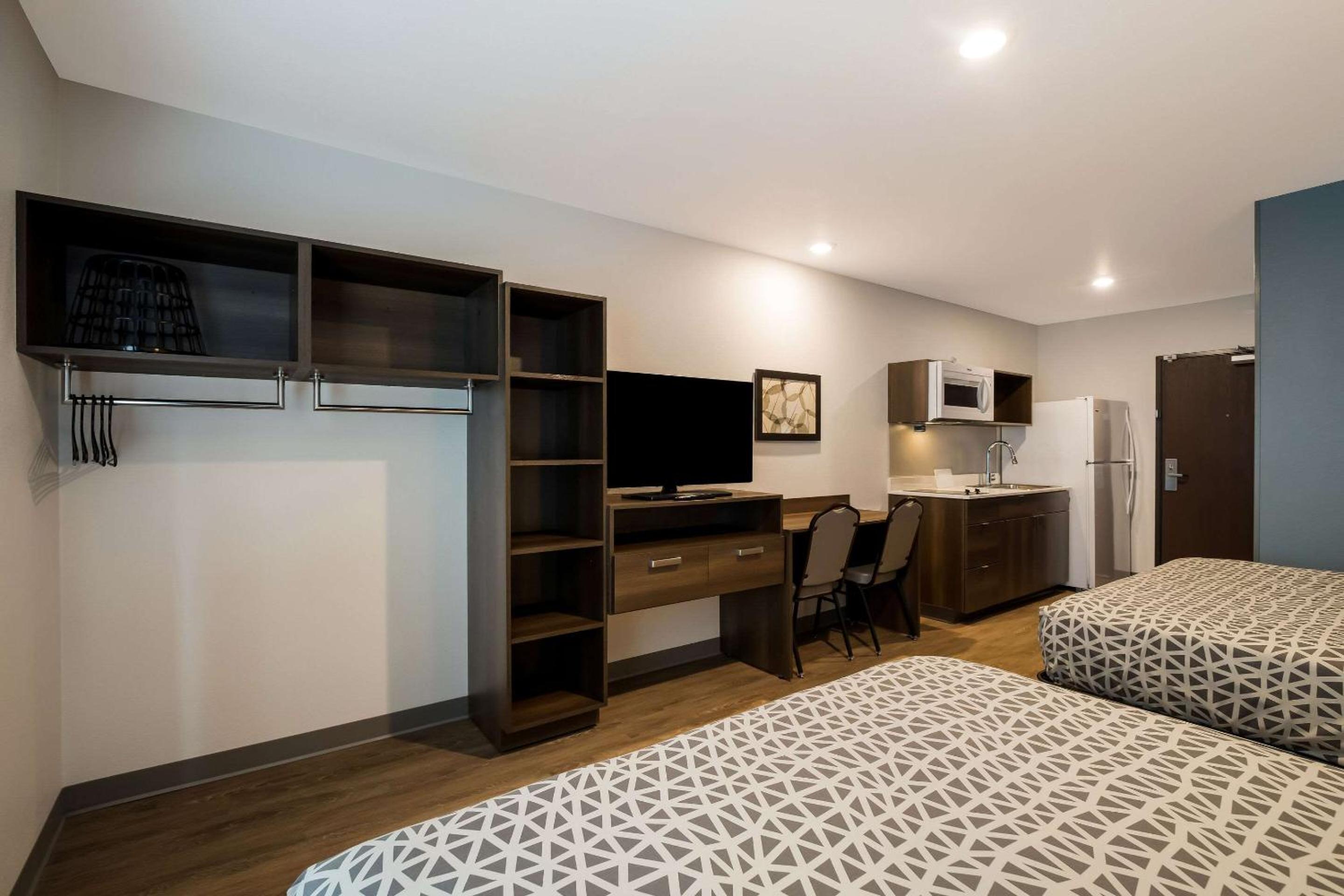 Queen Suite with Two Queen Beds - Non Smoking - Photo 4