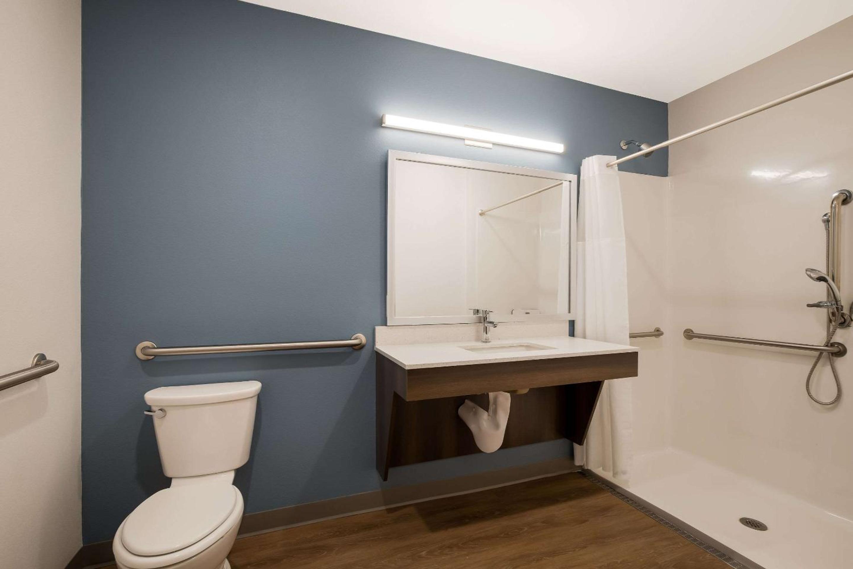 Queen Suite with Roll-In Shower - Disability Access/Non Smoking - Photo 8