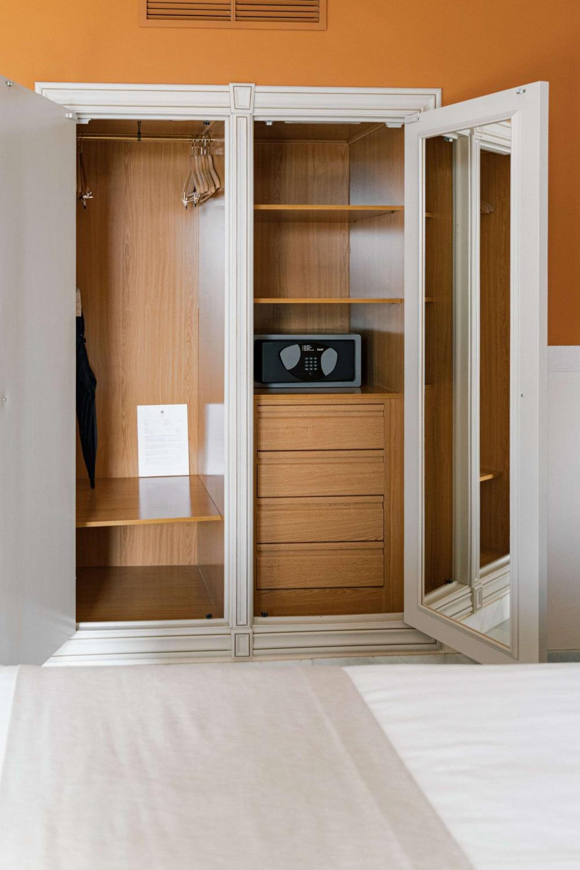 Standard Twin Room - Non-Smoking - Photo 4