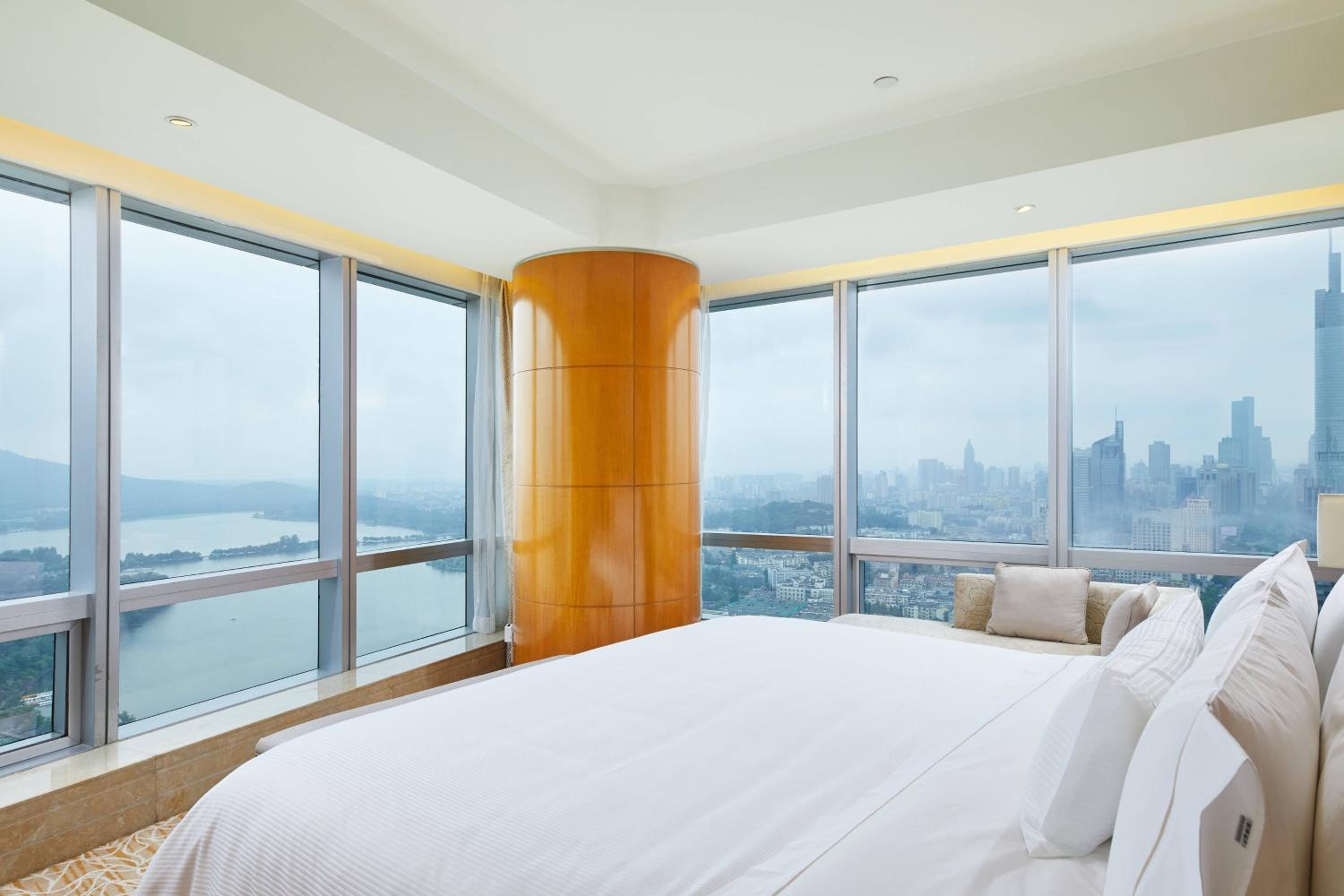 Executive Suite, 1 King, Lake view photo 2
