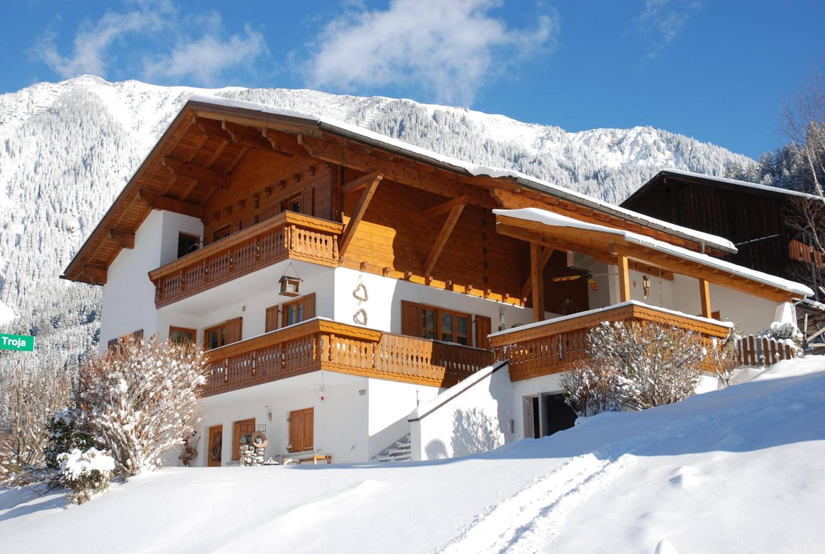Apartment with Mountain View photo 2