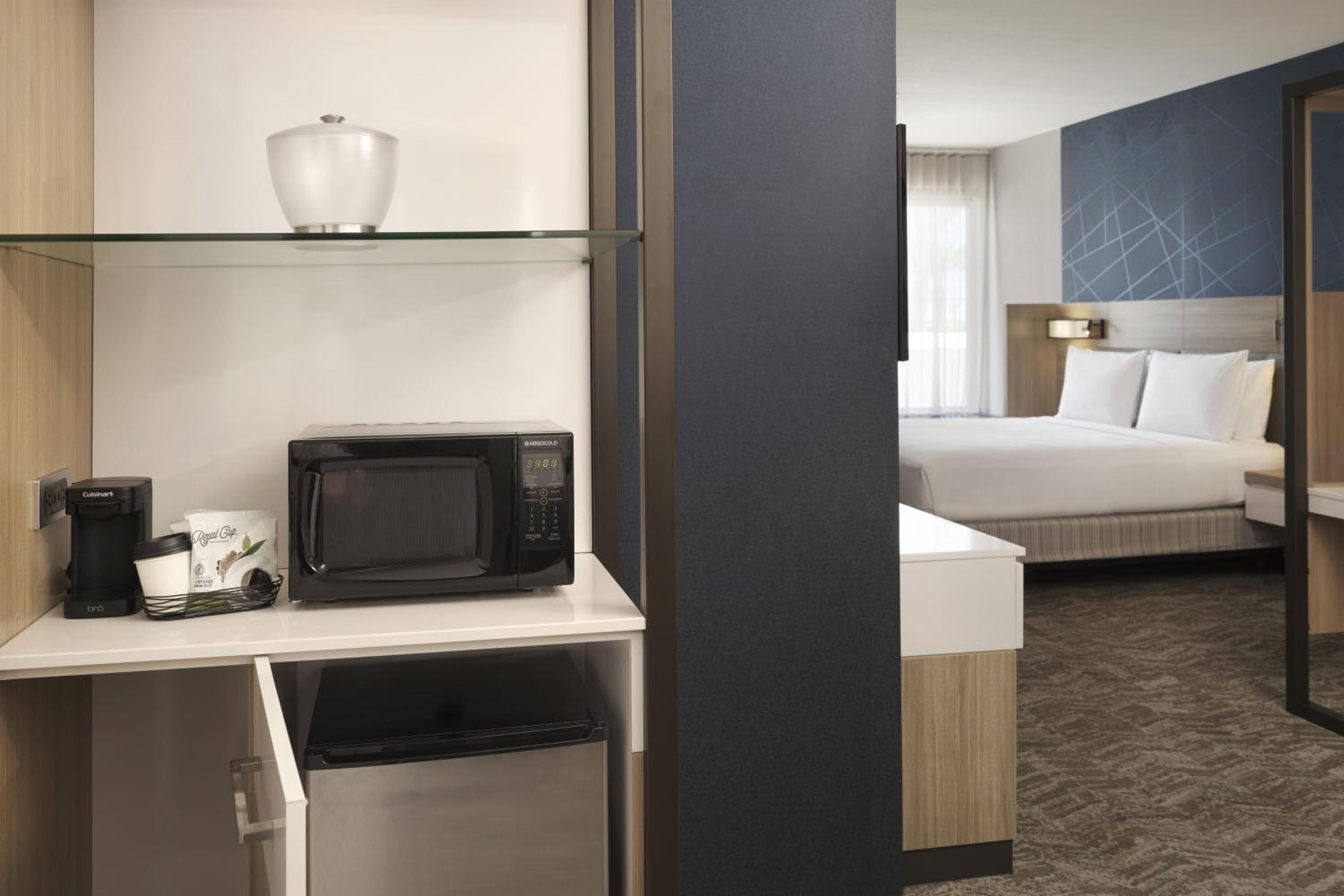 King Suite with Trundle Bed and Adapted Tub - Mobility Accessible - Photo 6