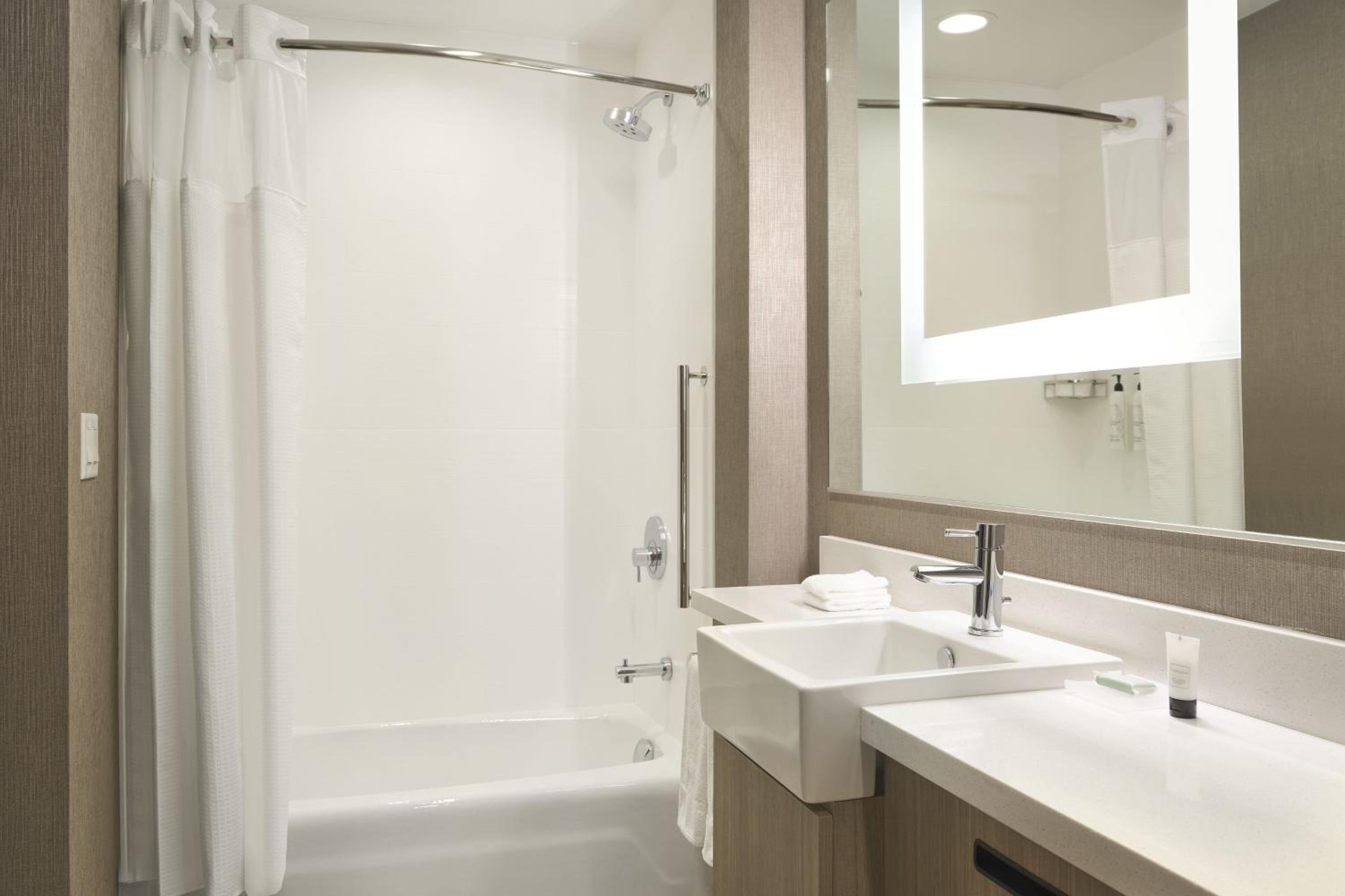 King Suite with Trundle Bed and Adapted Tub - Mobility Accessible - Photo 8