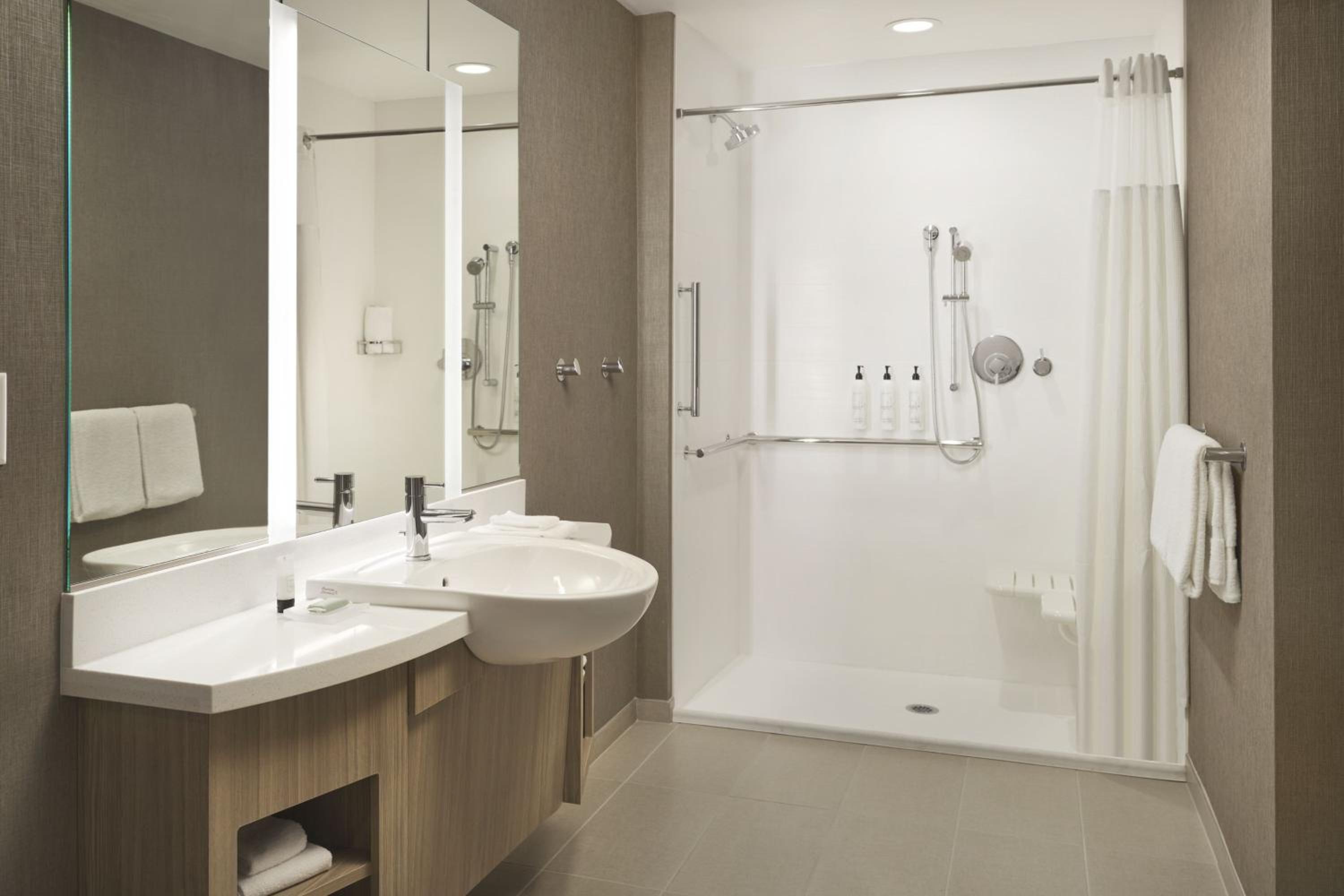 King Suite with Trundle Bed and Adapted Tub - Mobility Accessible - Photo 10