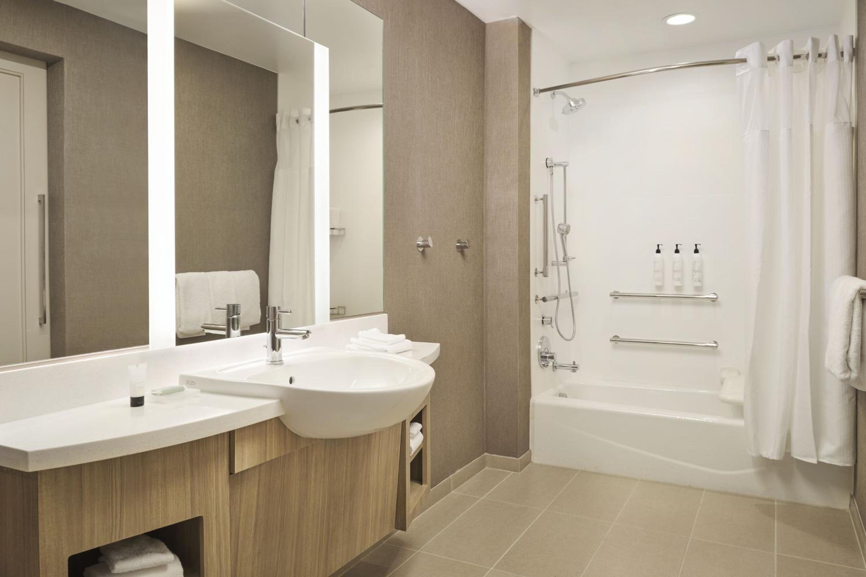 King Suite with Trundle Bed and Adapted Tub - Mobility Accessible - Photo 9