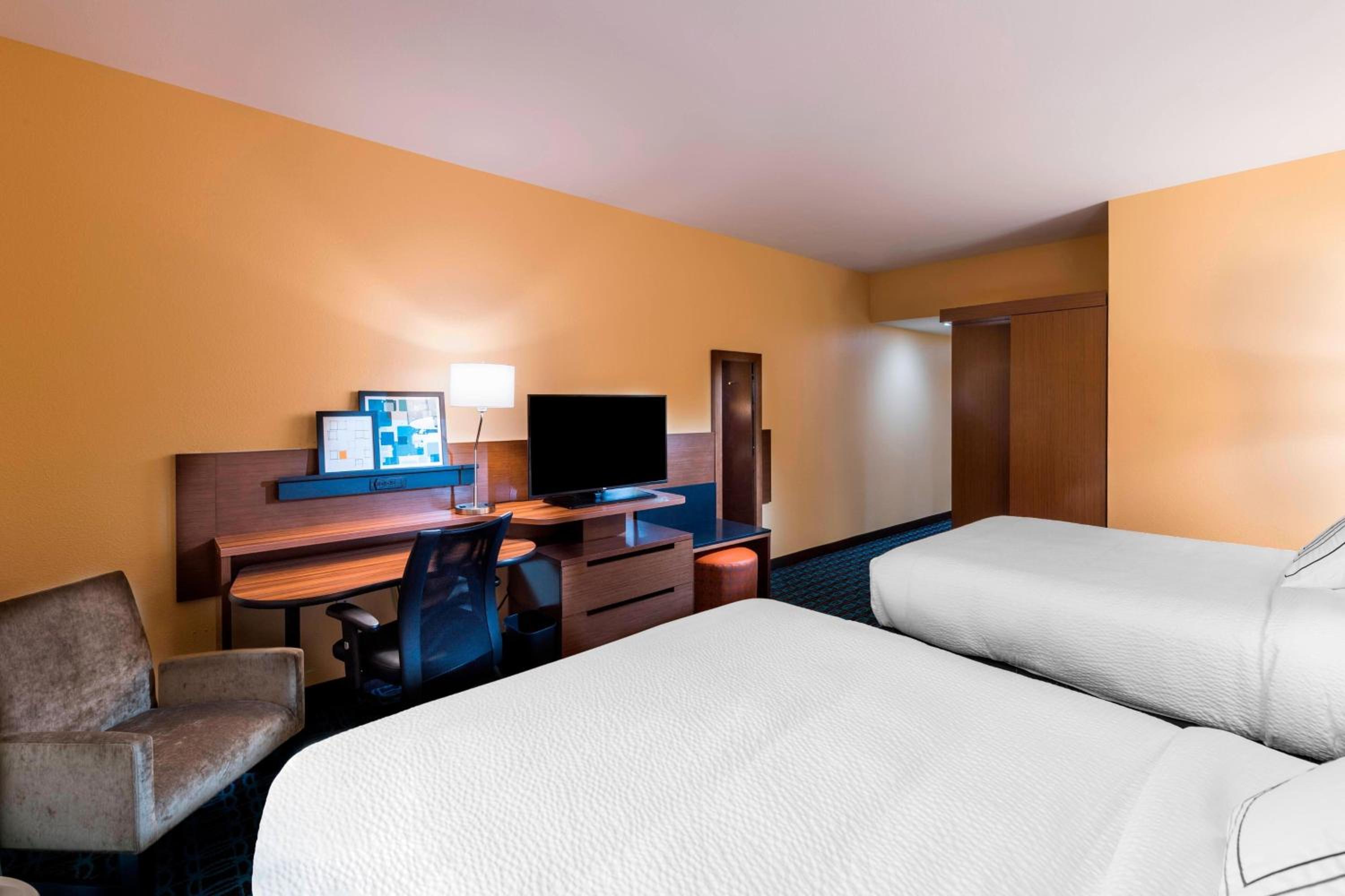 Queen Room with Two Queen Beds and Adapted Tub - Mobility Accessible photo 2