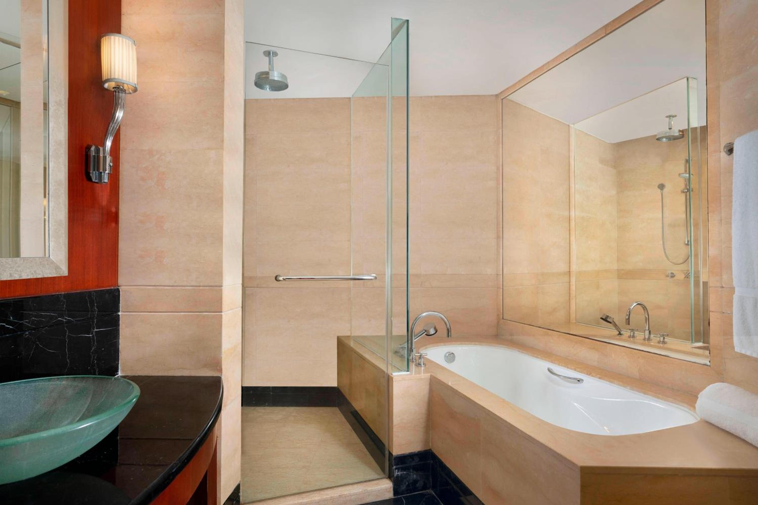 Deluxe king bed room - Photo 2