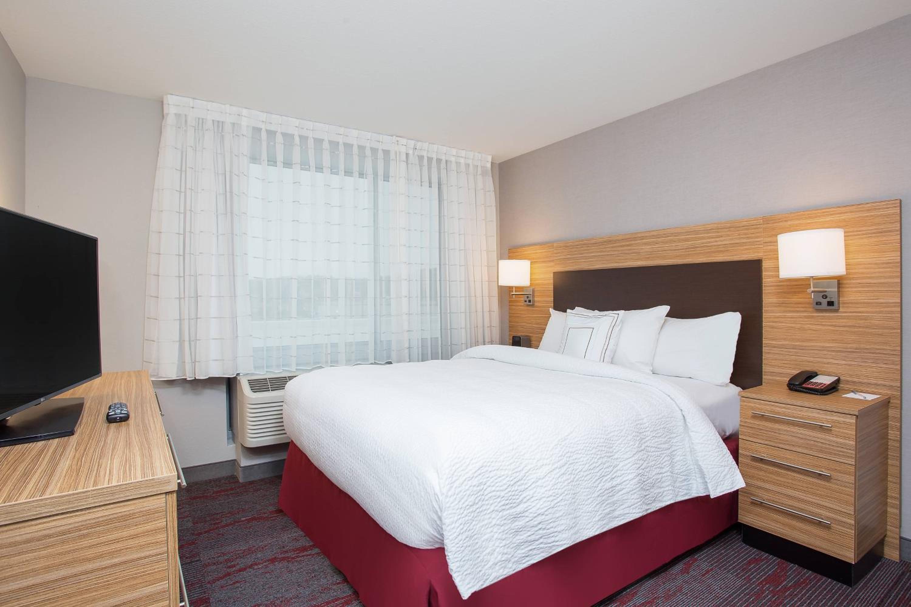 One-Bedroom Queen Suite with Sofa Bed photo 1