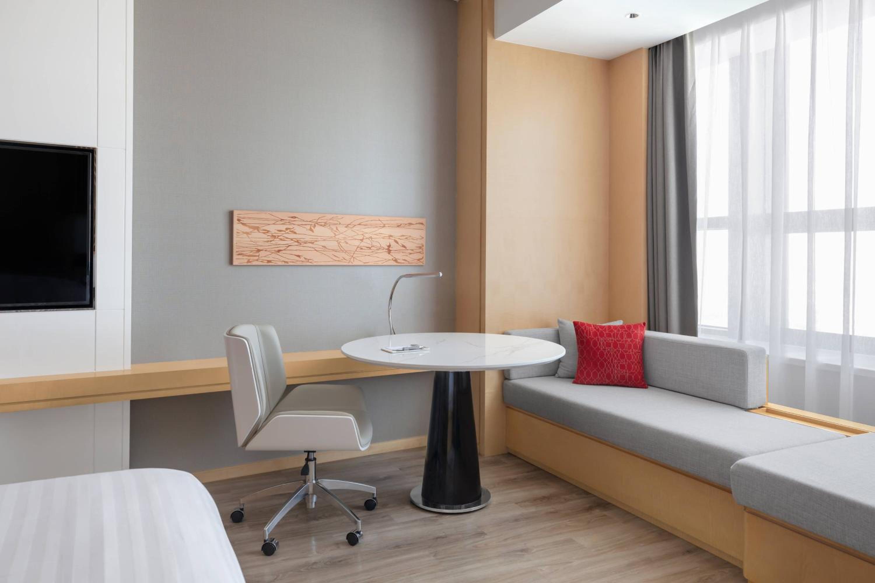 Deluxe King Room, Guest room, 1 King, City view - Photo 2