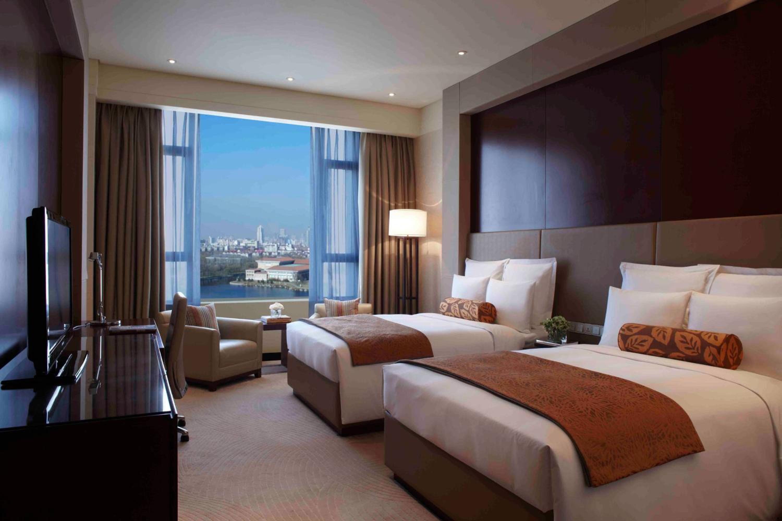 Premium Lakeview 2 Twin Beds Room