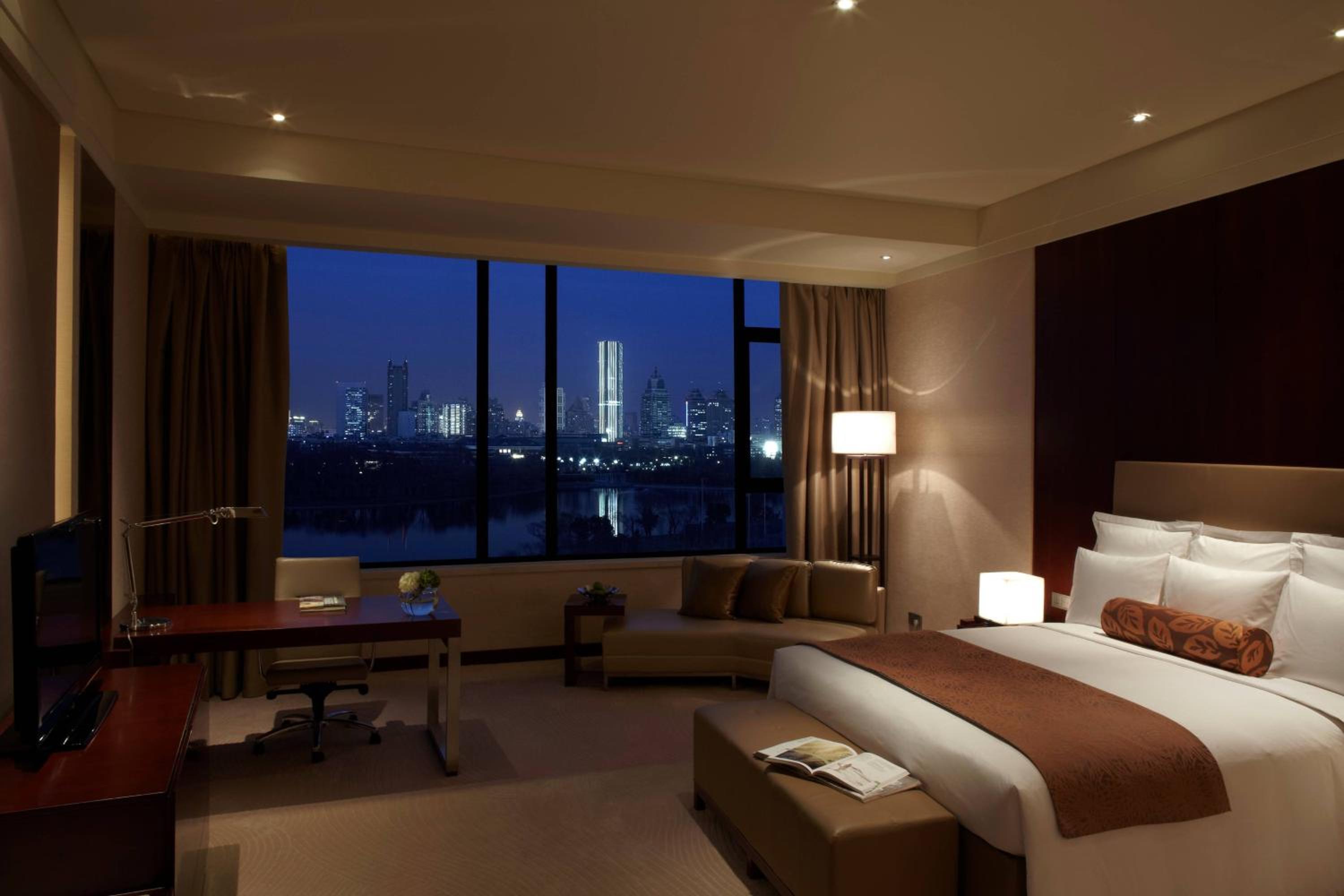 Premium Lakeview King Bed Room - Photo 4