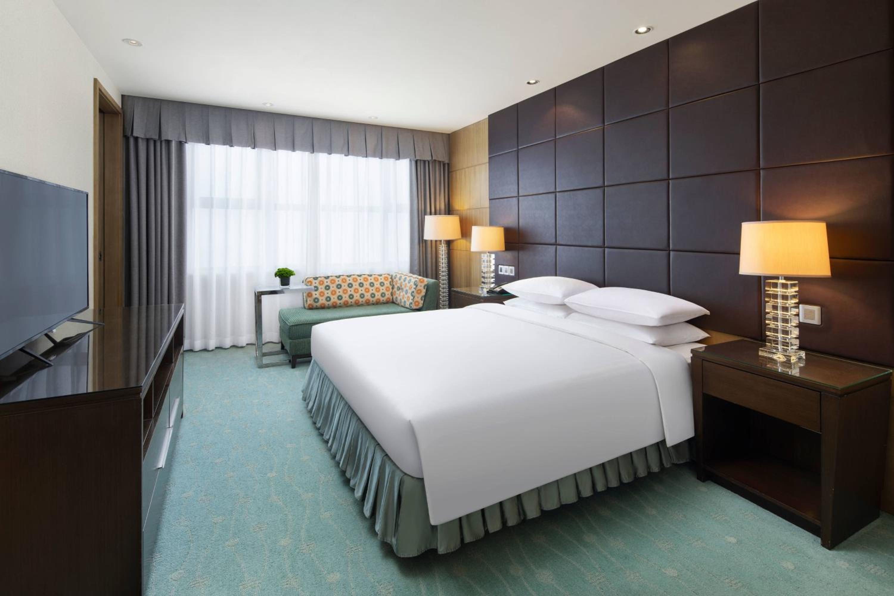 Executive Suite - Photo 2