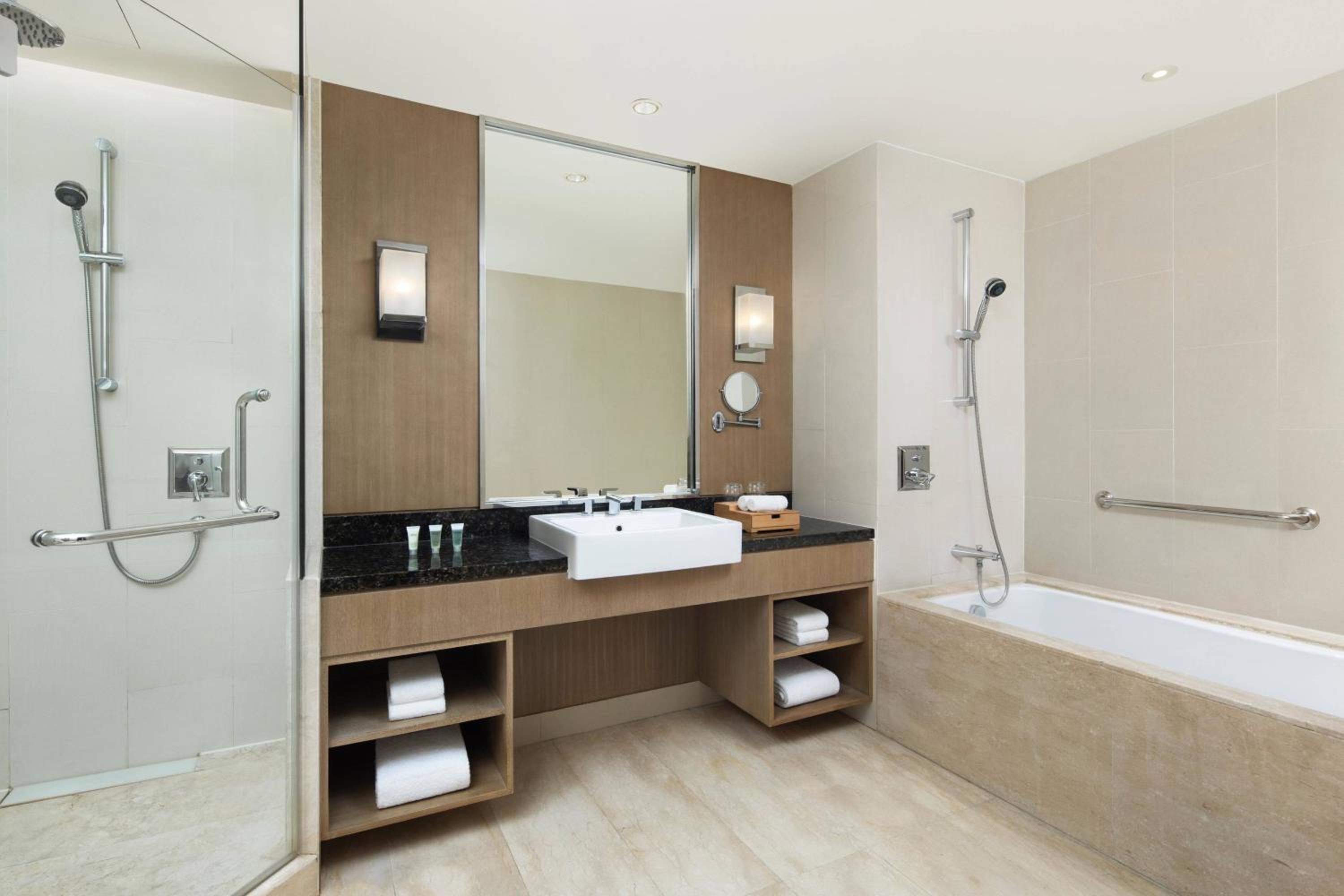 Executive Suite - Photo 4