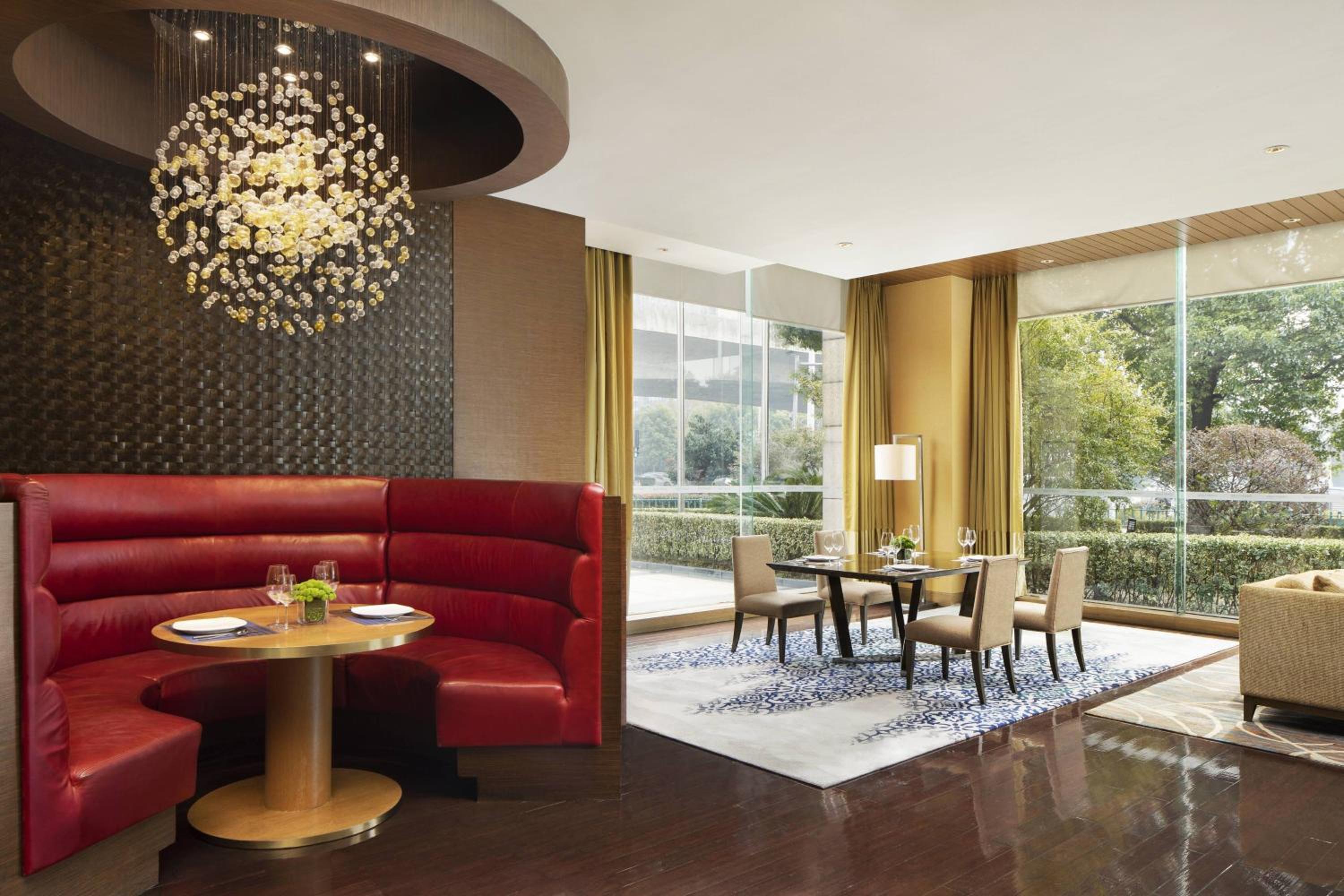 Executive Suite - Photo 8