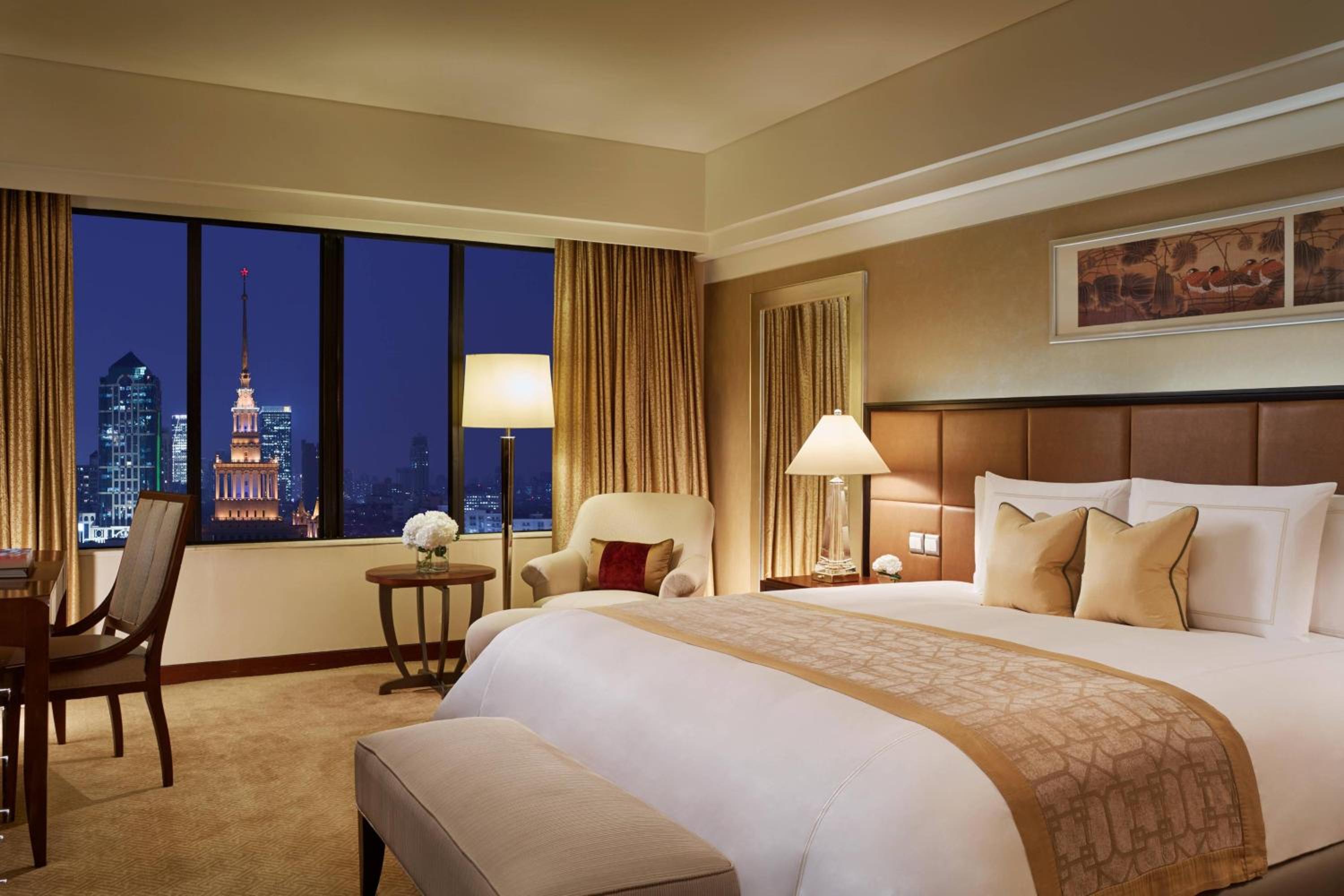 Deluxe Skyline View Room, Guest room, 1 King photo 3