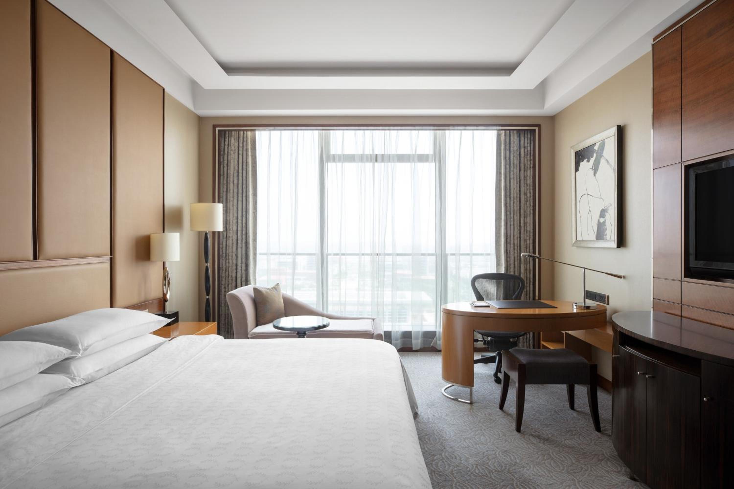 Club, Club level, Guest room, 1 King - Photo 3