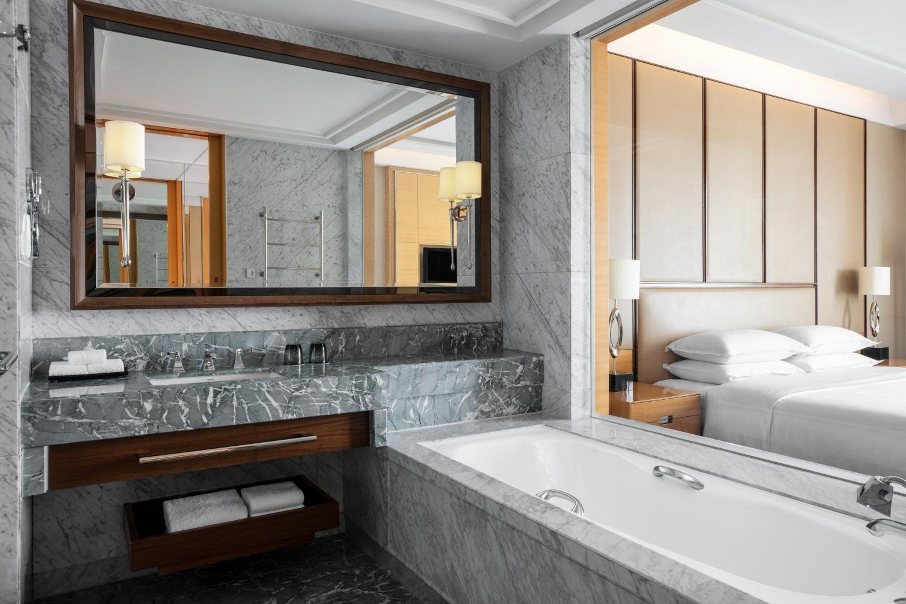 Club, Club level, Guest room, 1 King - Photo 4