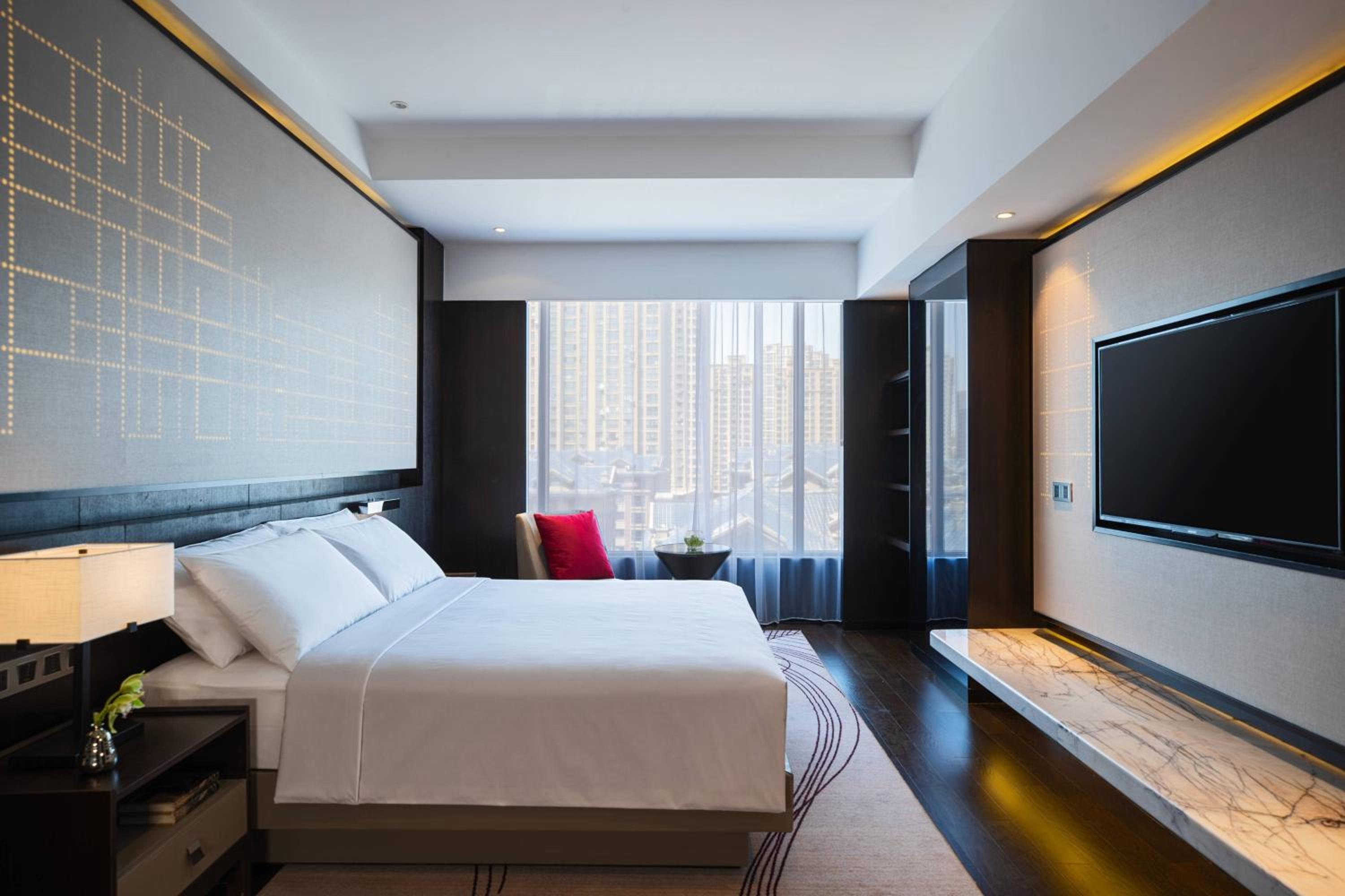 Deluxe Suite with Club Access