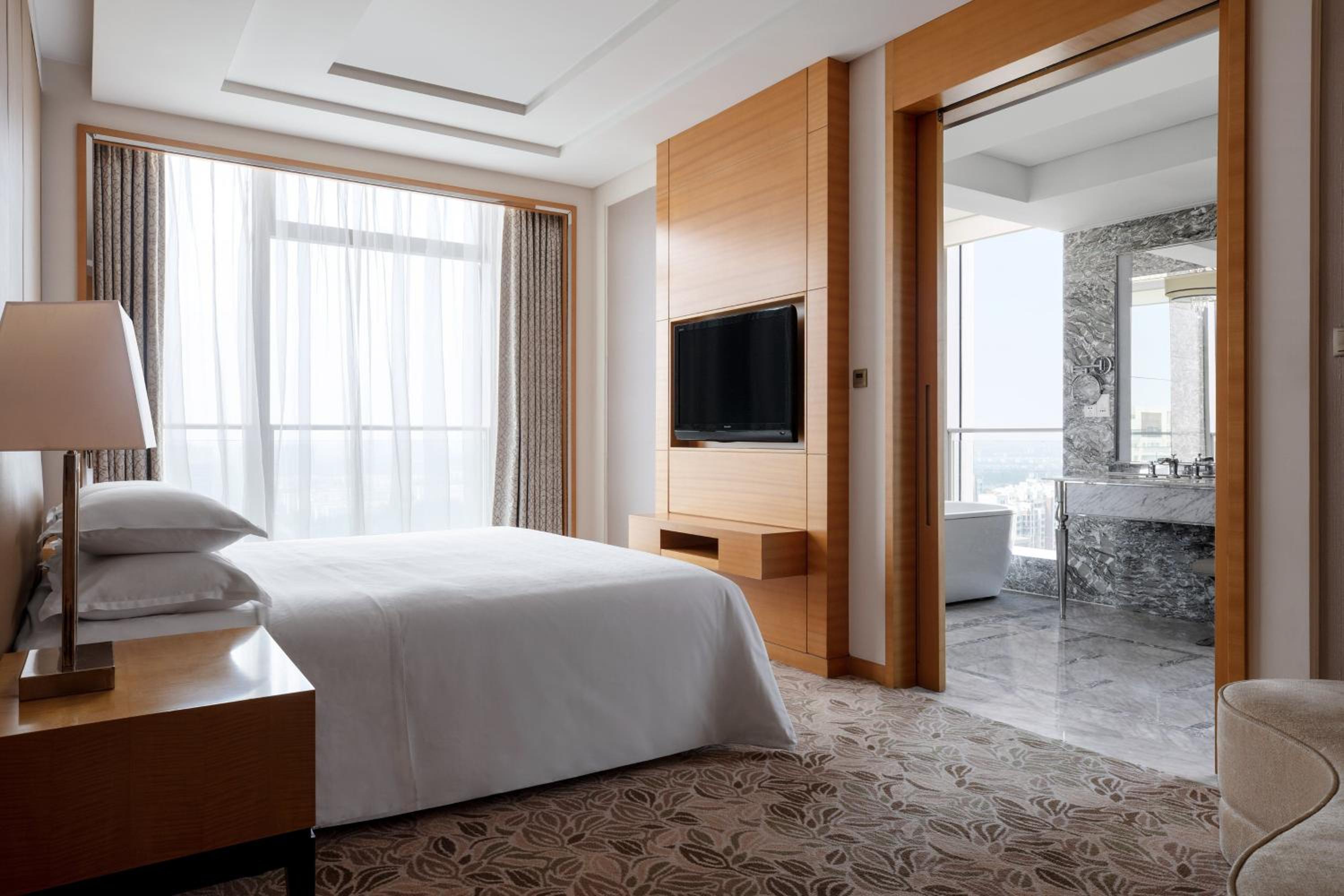 Deluxe King Suite