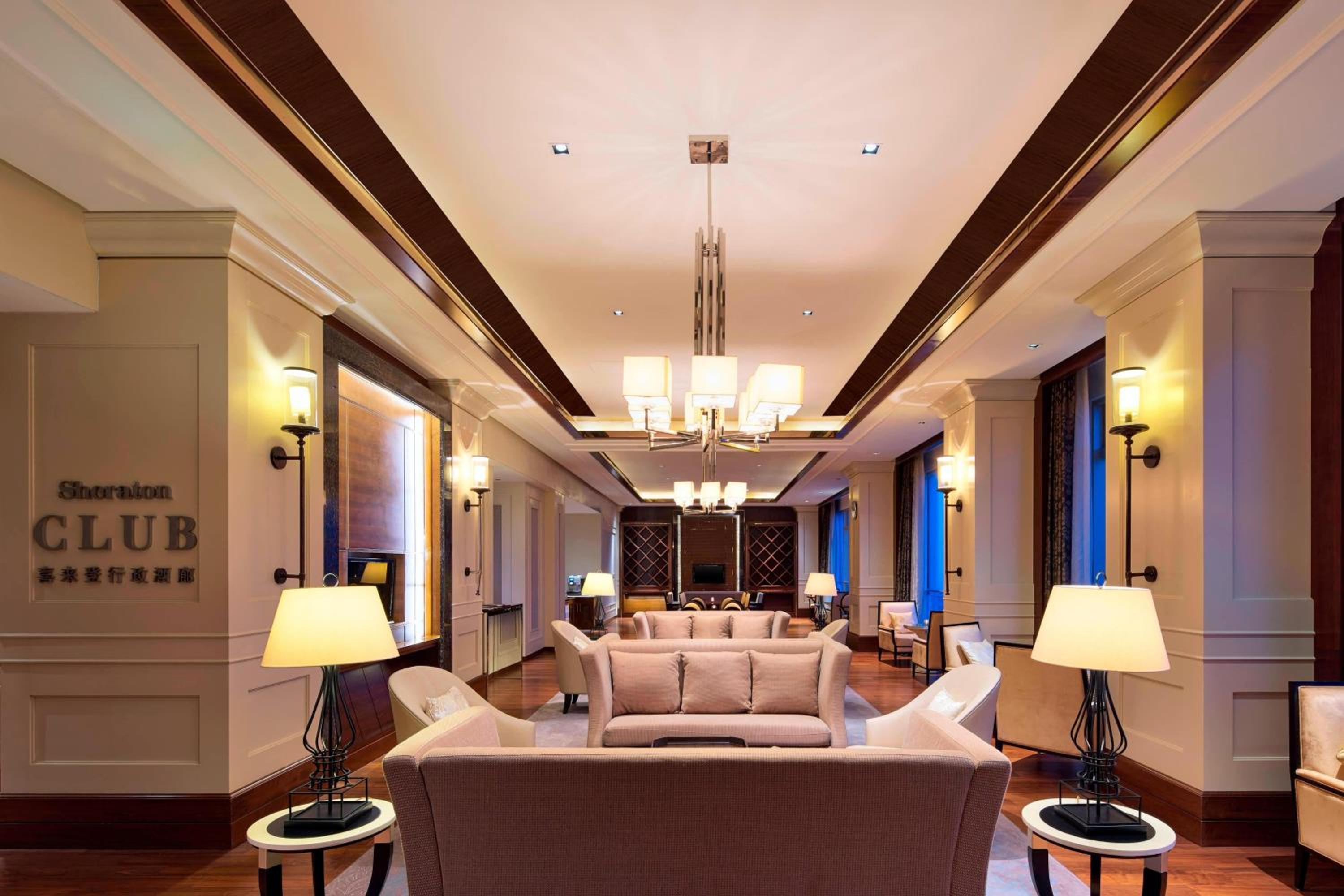 Club, Club level, Guest room, 1 King - Photo 5