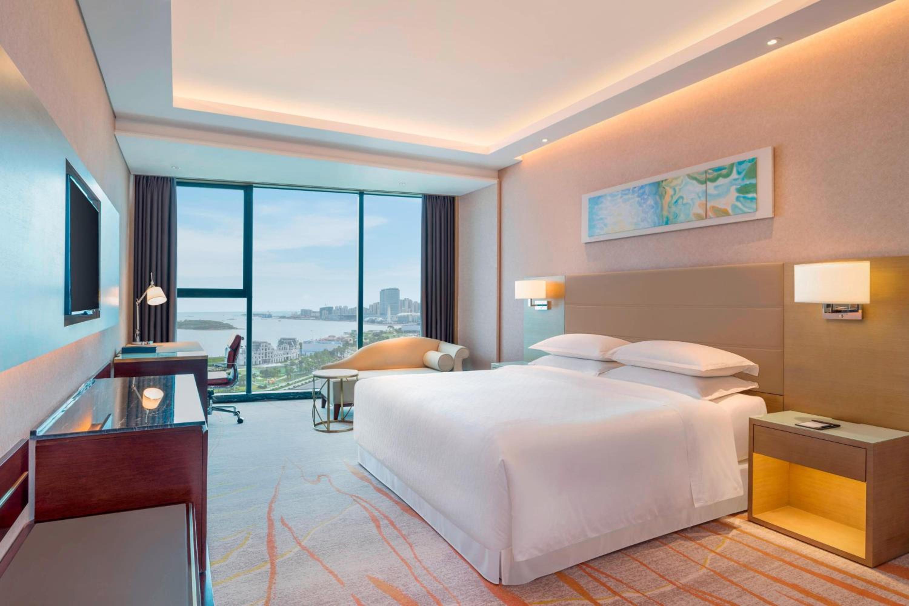 Club Deluxe, Club level, Larger Guest room, 1 King