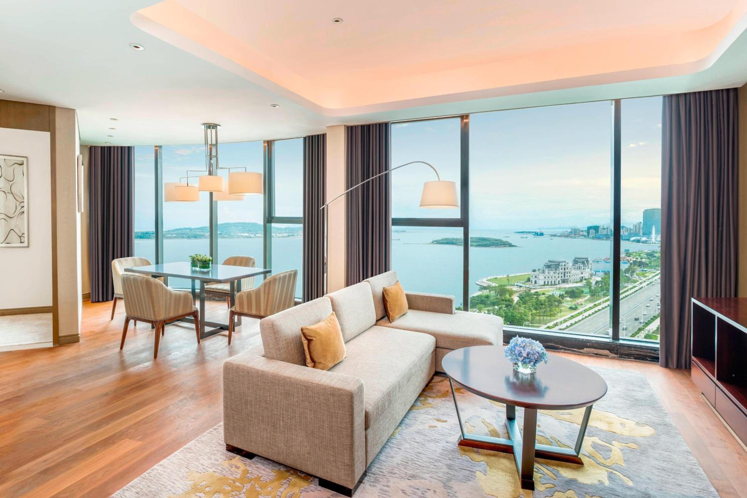 Ambassador Suite, Club level, 1 Bedroom Executive Suite
