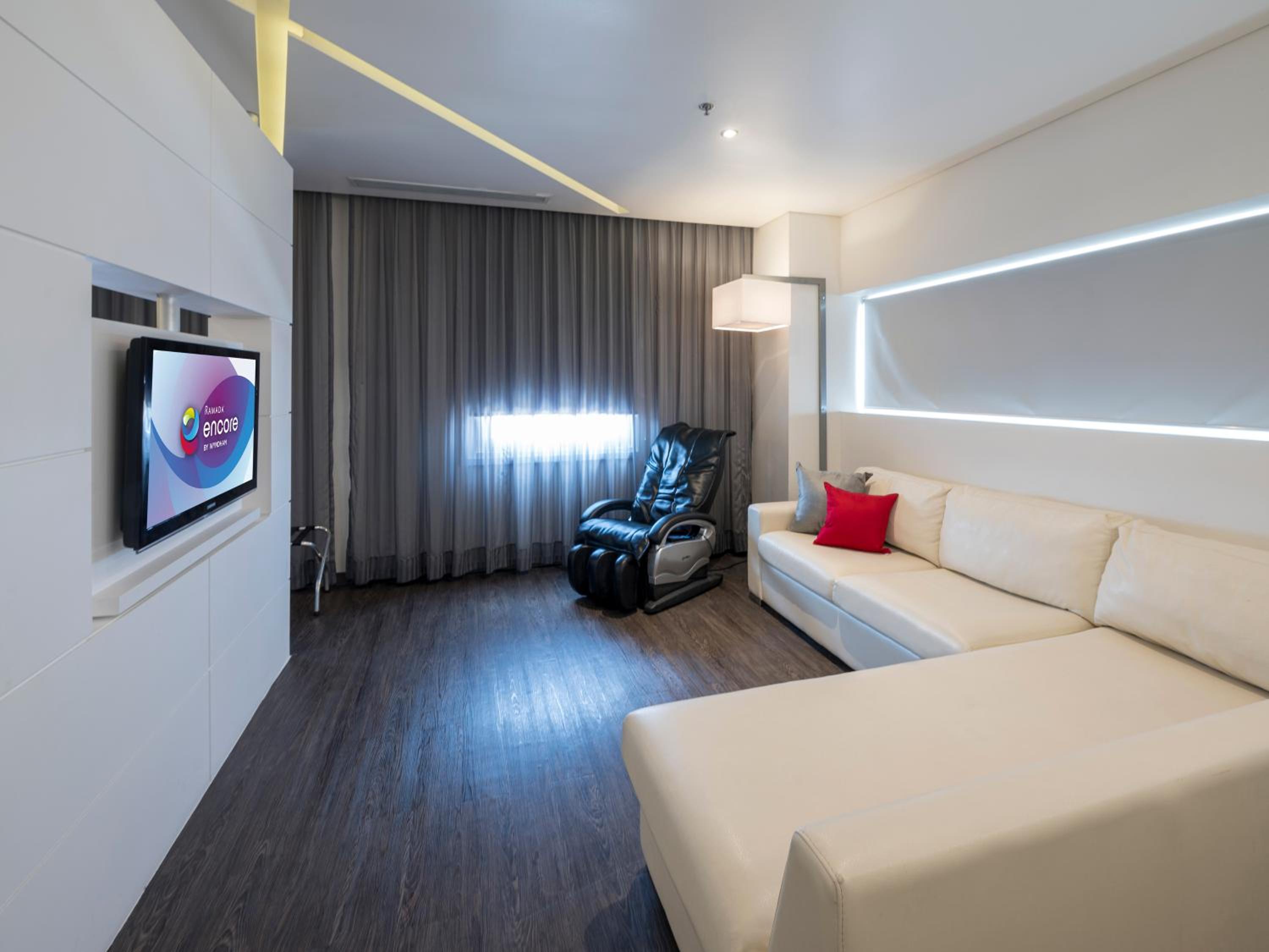 King Suite - Non-Smoking - Photo 4