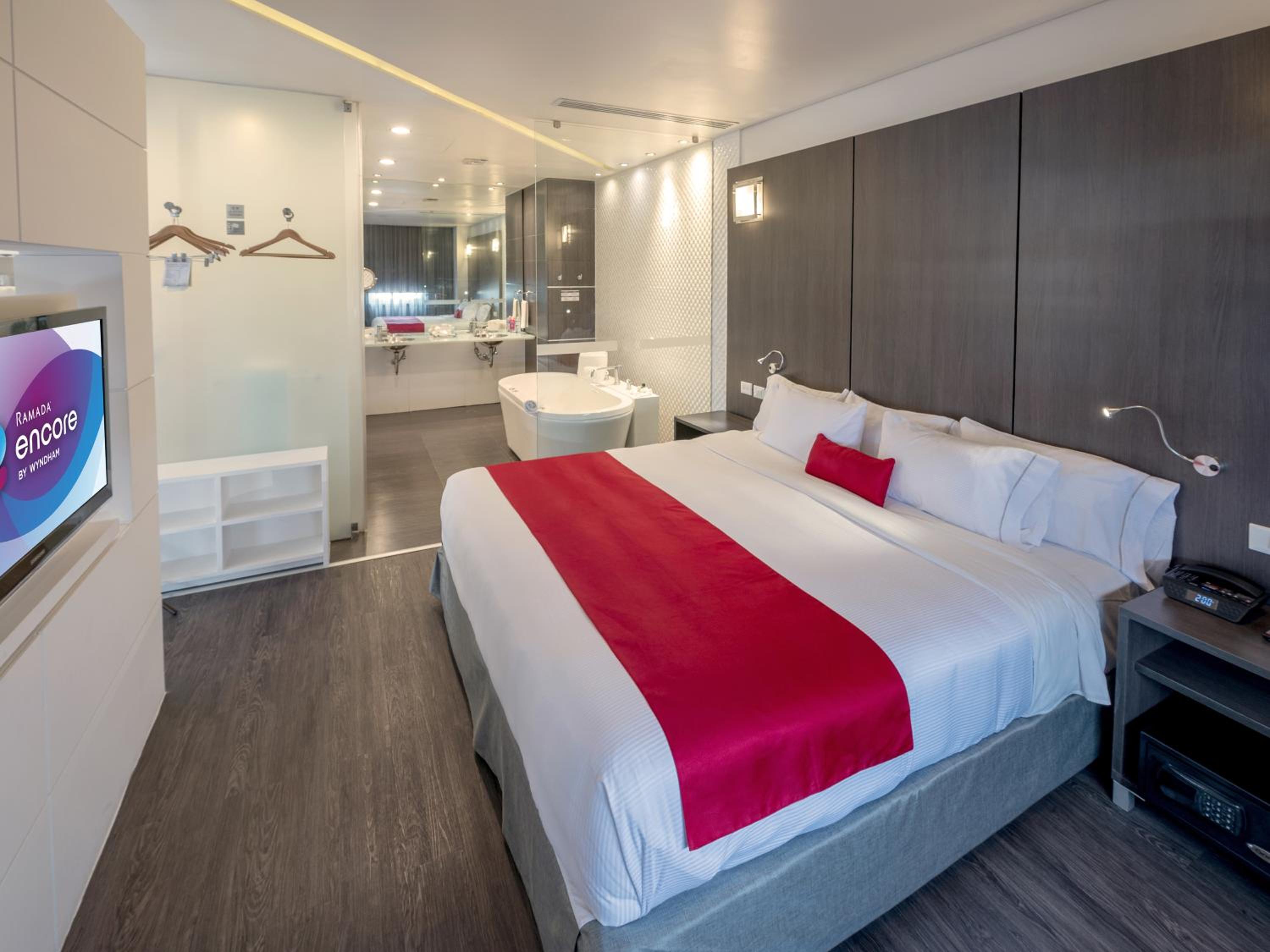 King Suite - Non-Smoking - Photo 1