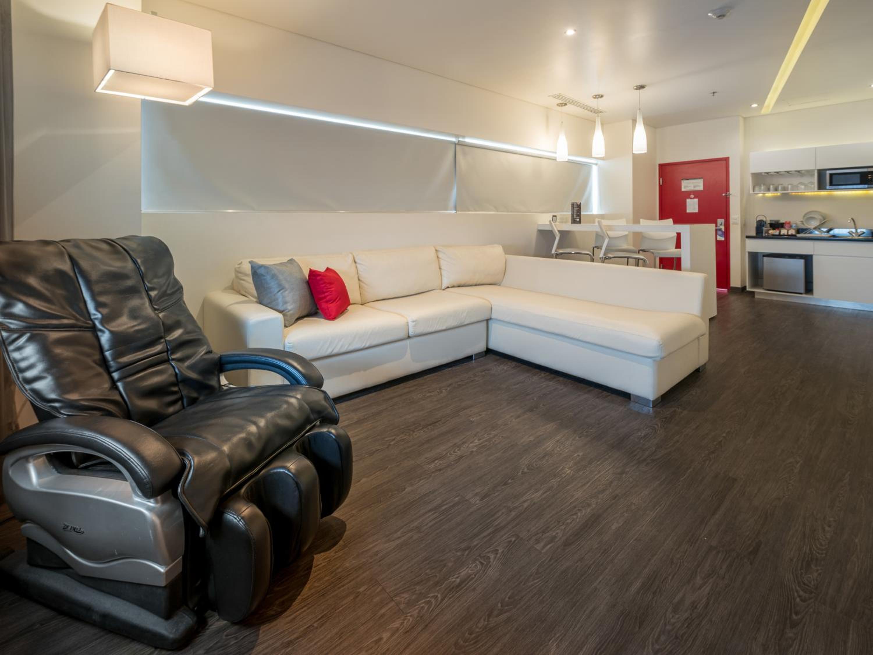 King Suite - Non-Smoking - Photo 3