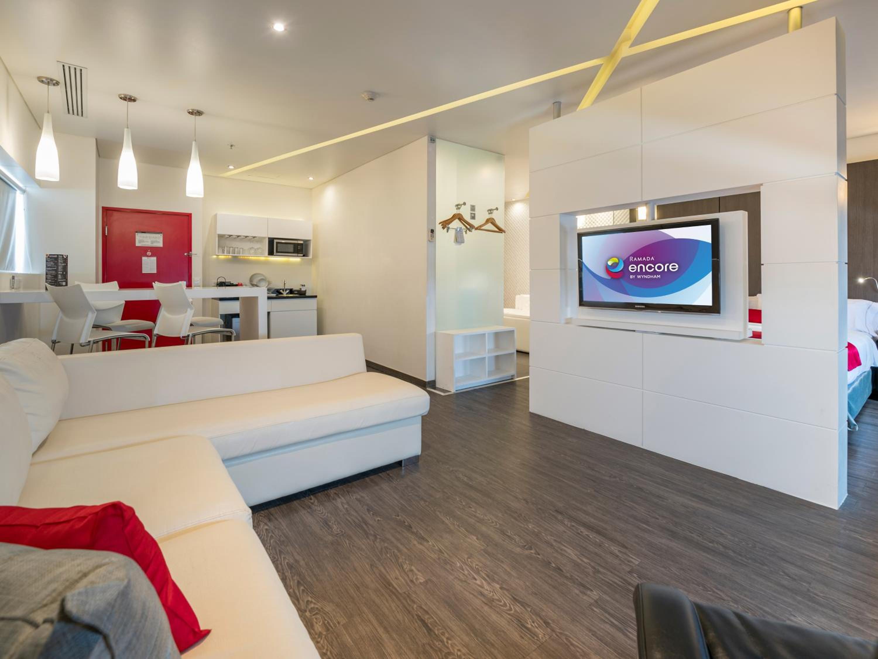King Suite - Non-Smoking - Photo 5