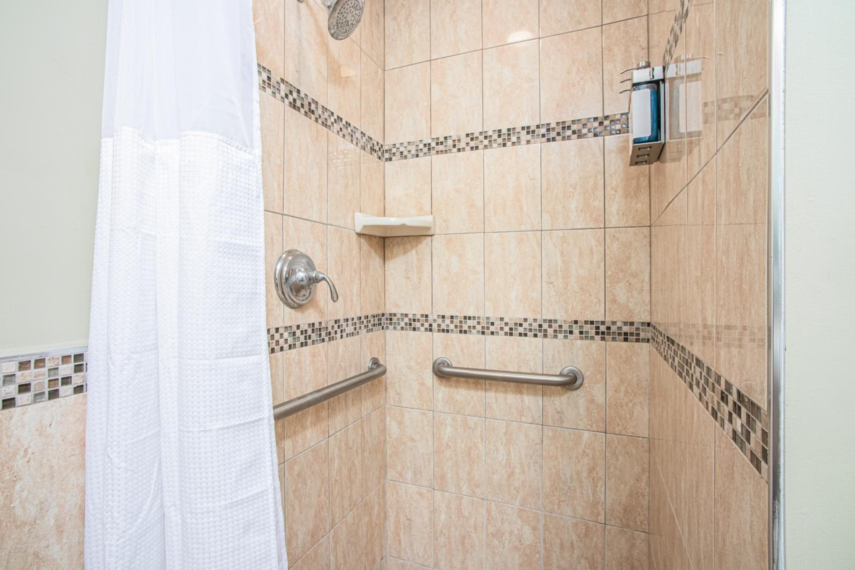 Queen Room - Disability Access - Photo 7