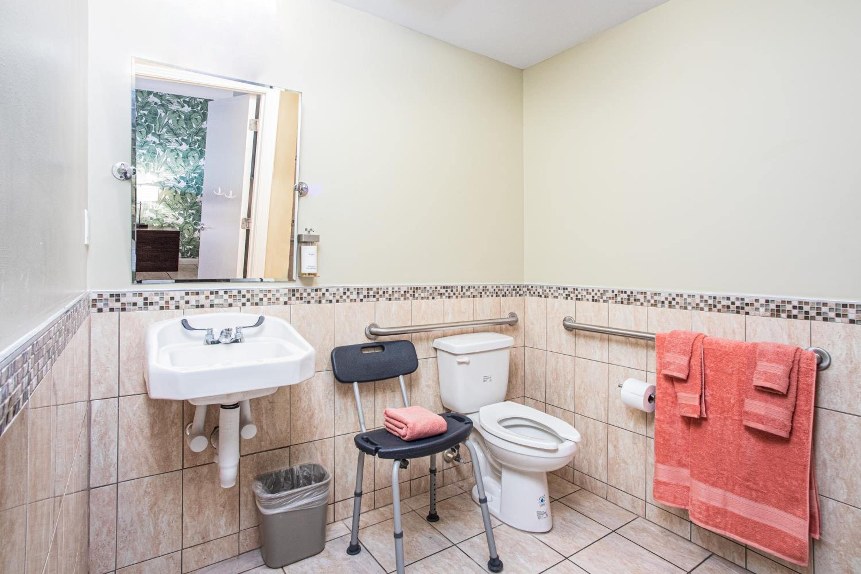 Queen Room - Disability Access - Photo 6