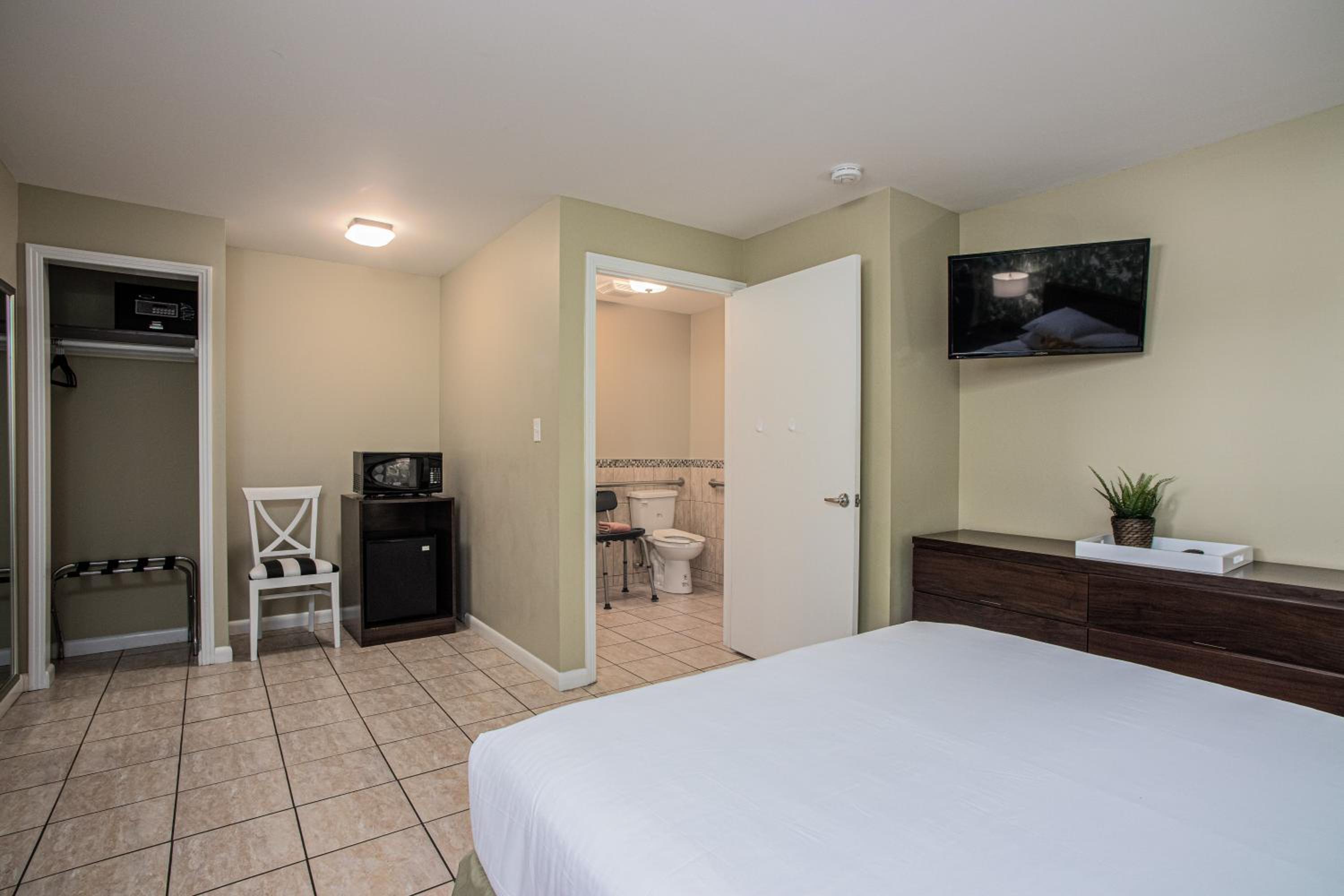 Queen Room - Disability Access - Photo 5