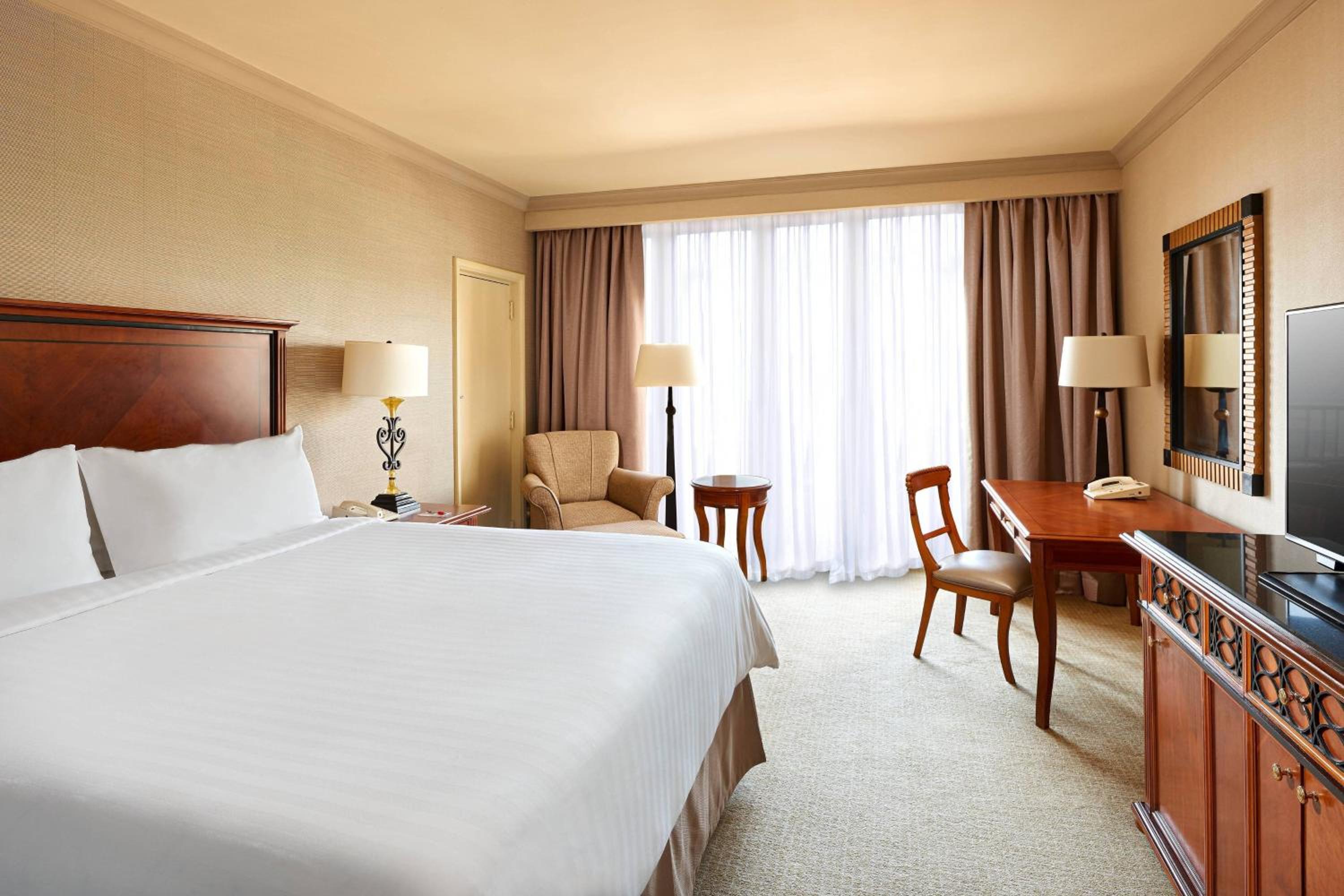Executive Level Room, 1 King, Balcony
