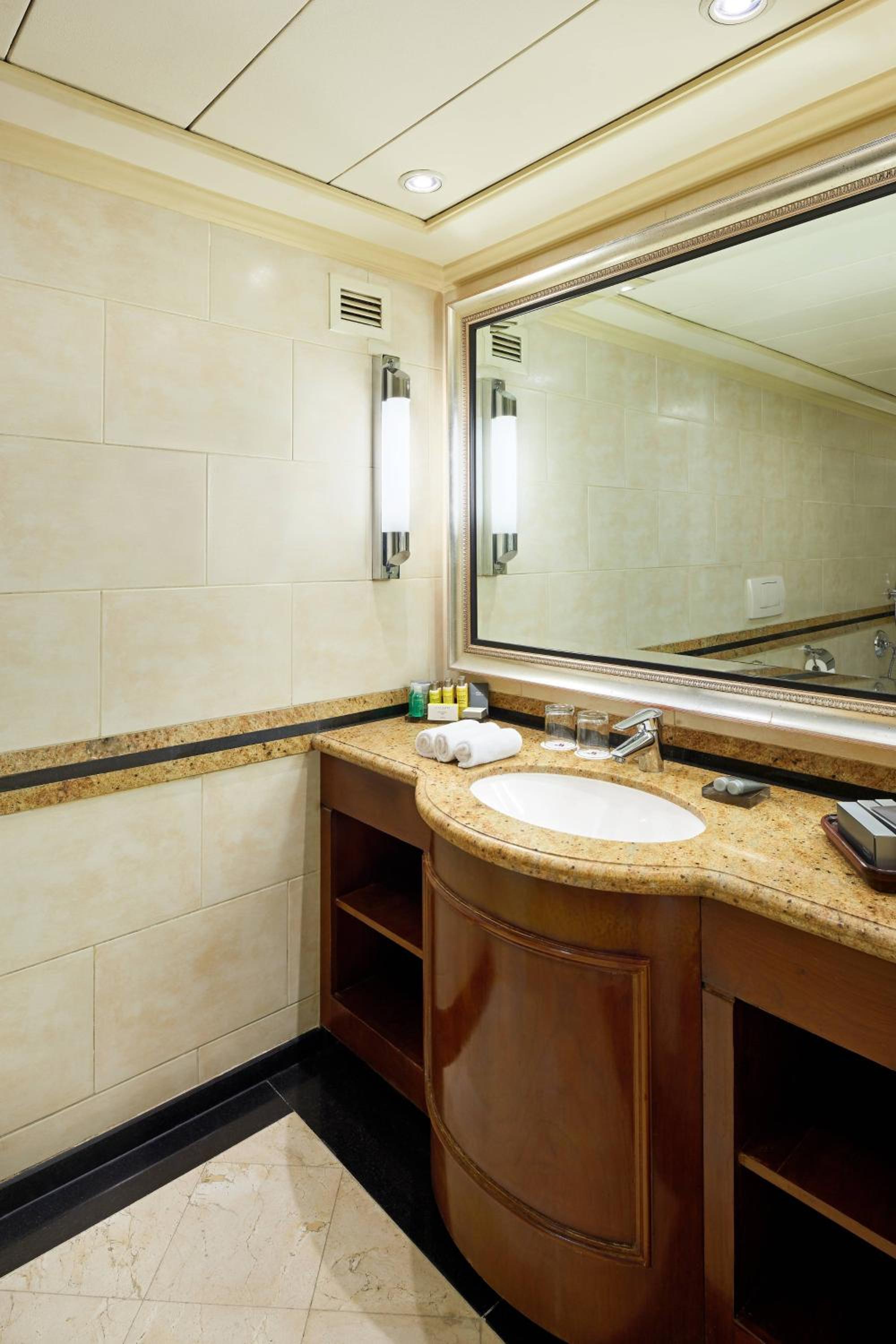 Executive Level Room, 1 King, Balcony