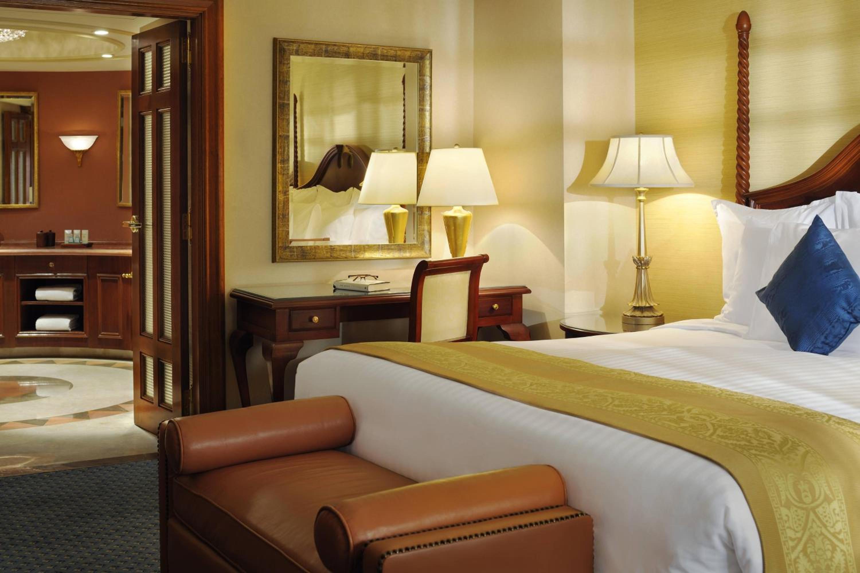 Presidential Suite, Executive lounge access, 1 King, Balcony