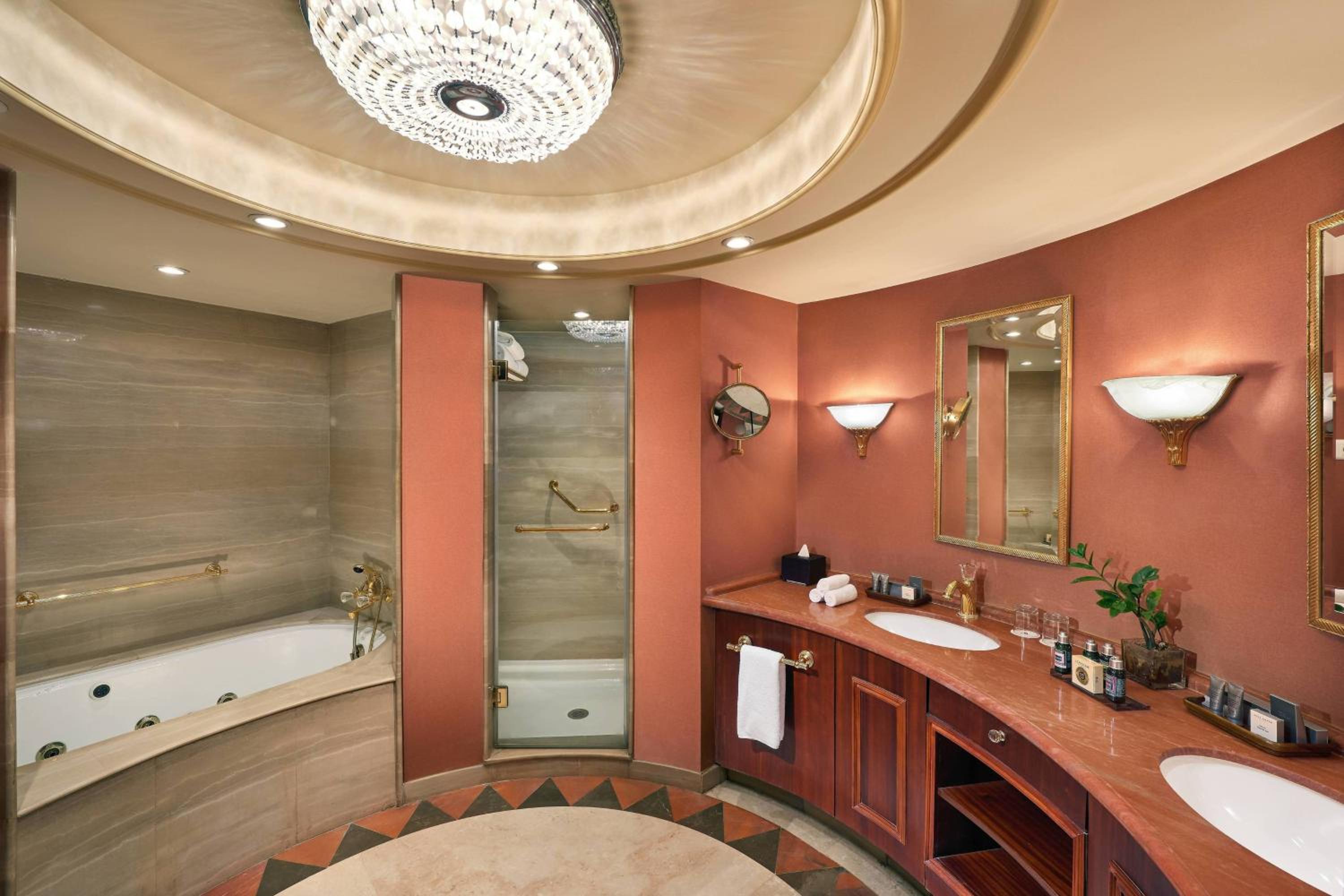 Presidential Suite, Executive lounge access, 1 King, Balcony thumbnail 6