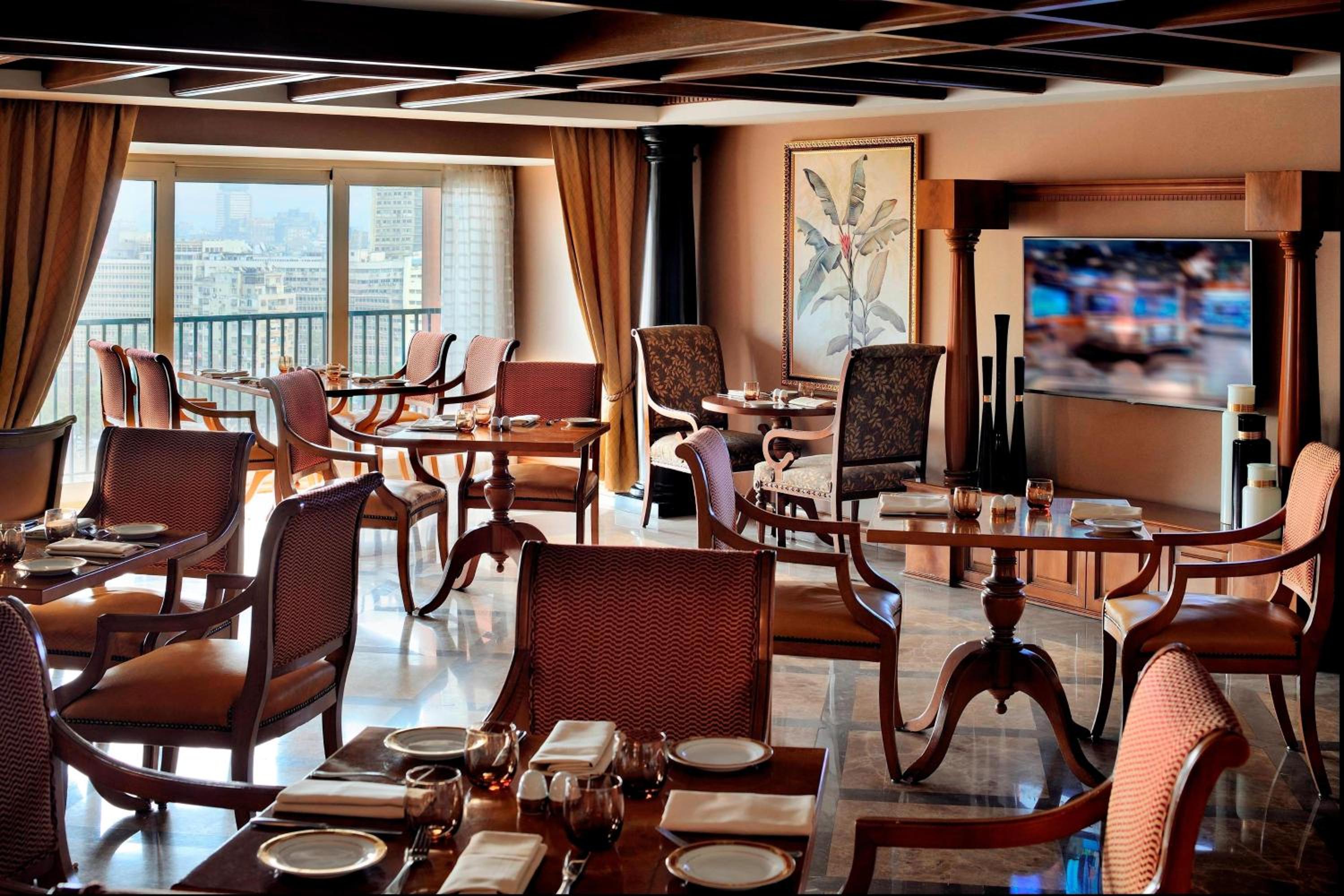 Executive Level Room, 1 King, Balcony thumbnail 5