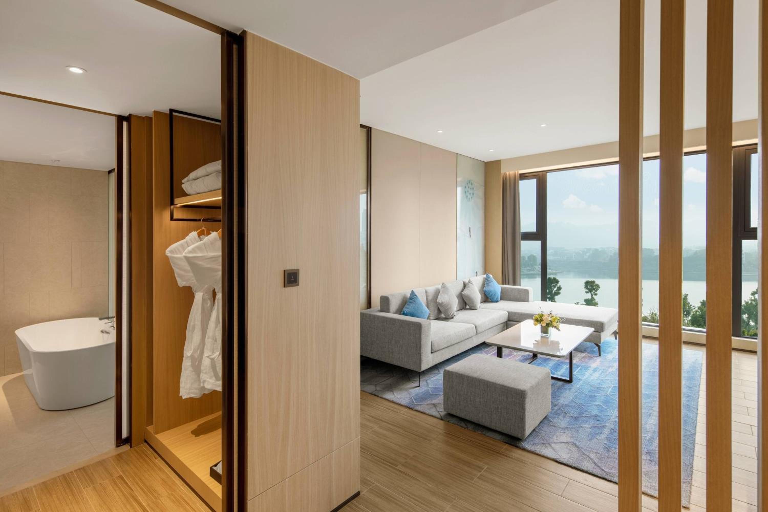 One-Bedroom King Suite  photo 2