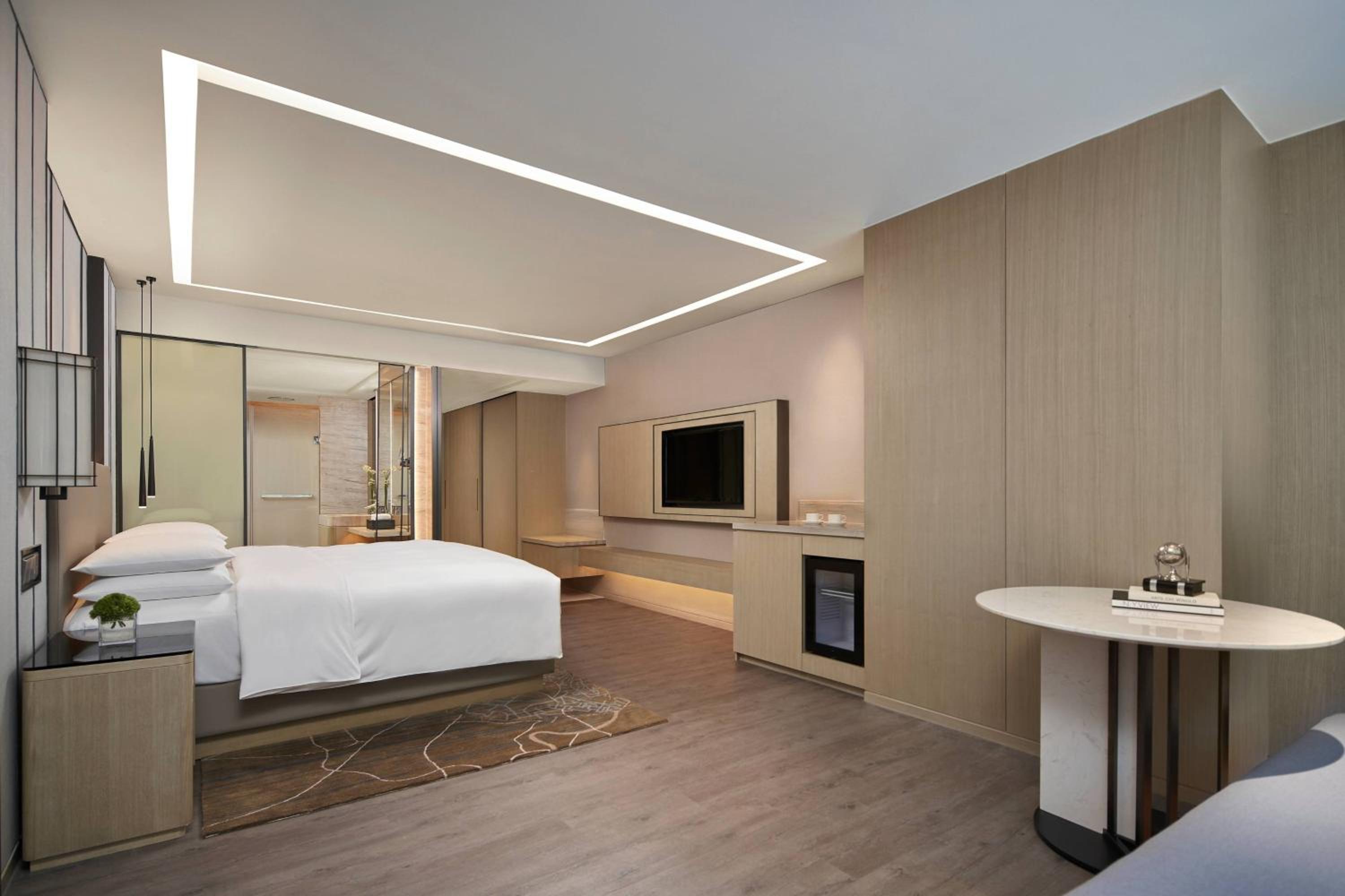 King Room with City View - Executive Lounge Access - Photo 3