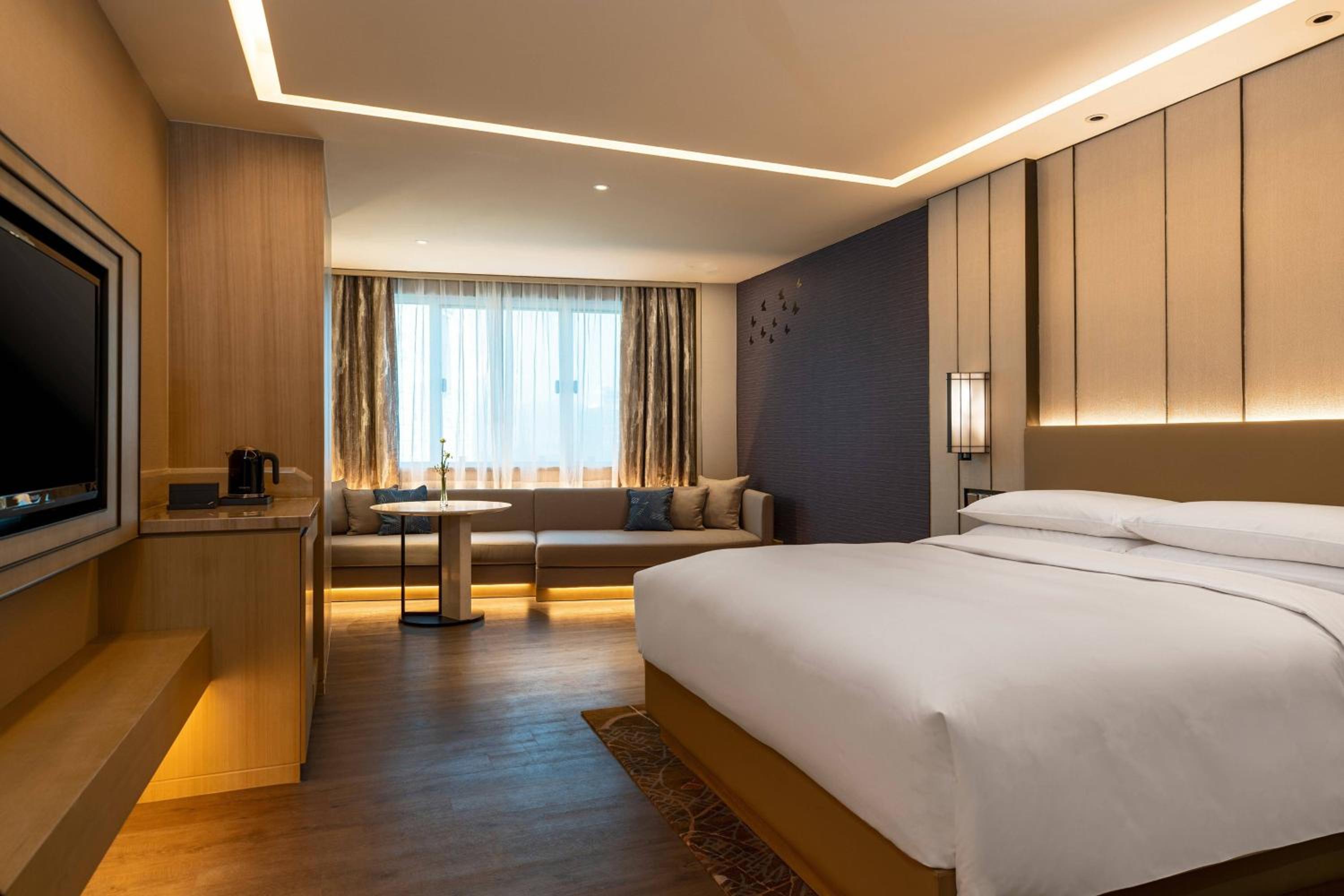King Room with City View - Executive Lounge Access - Photo 4