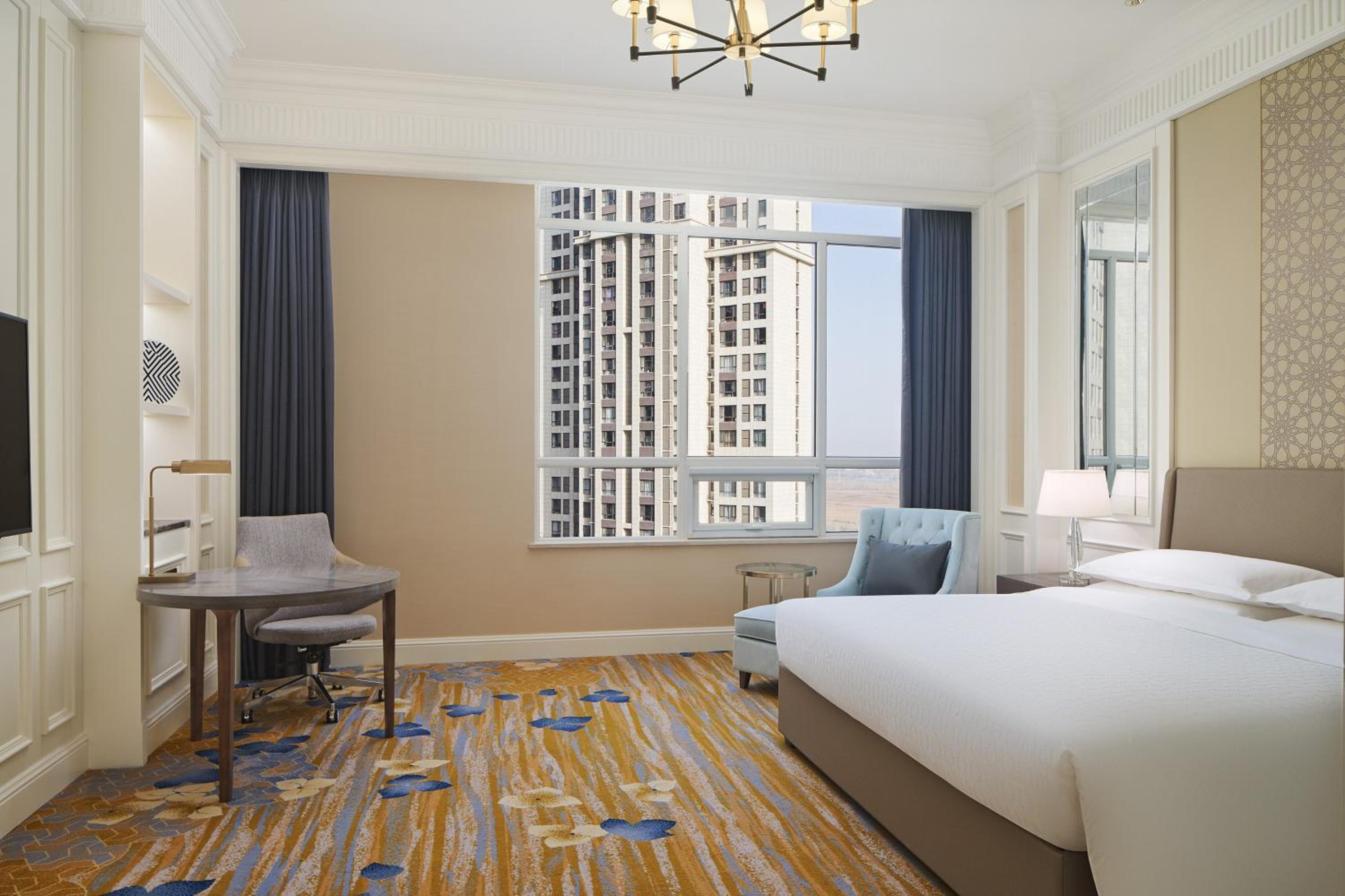 CLUB, Club lounge access, Guest room, 1 King, City view