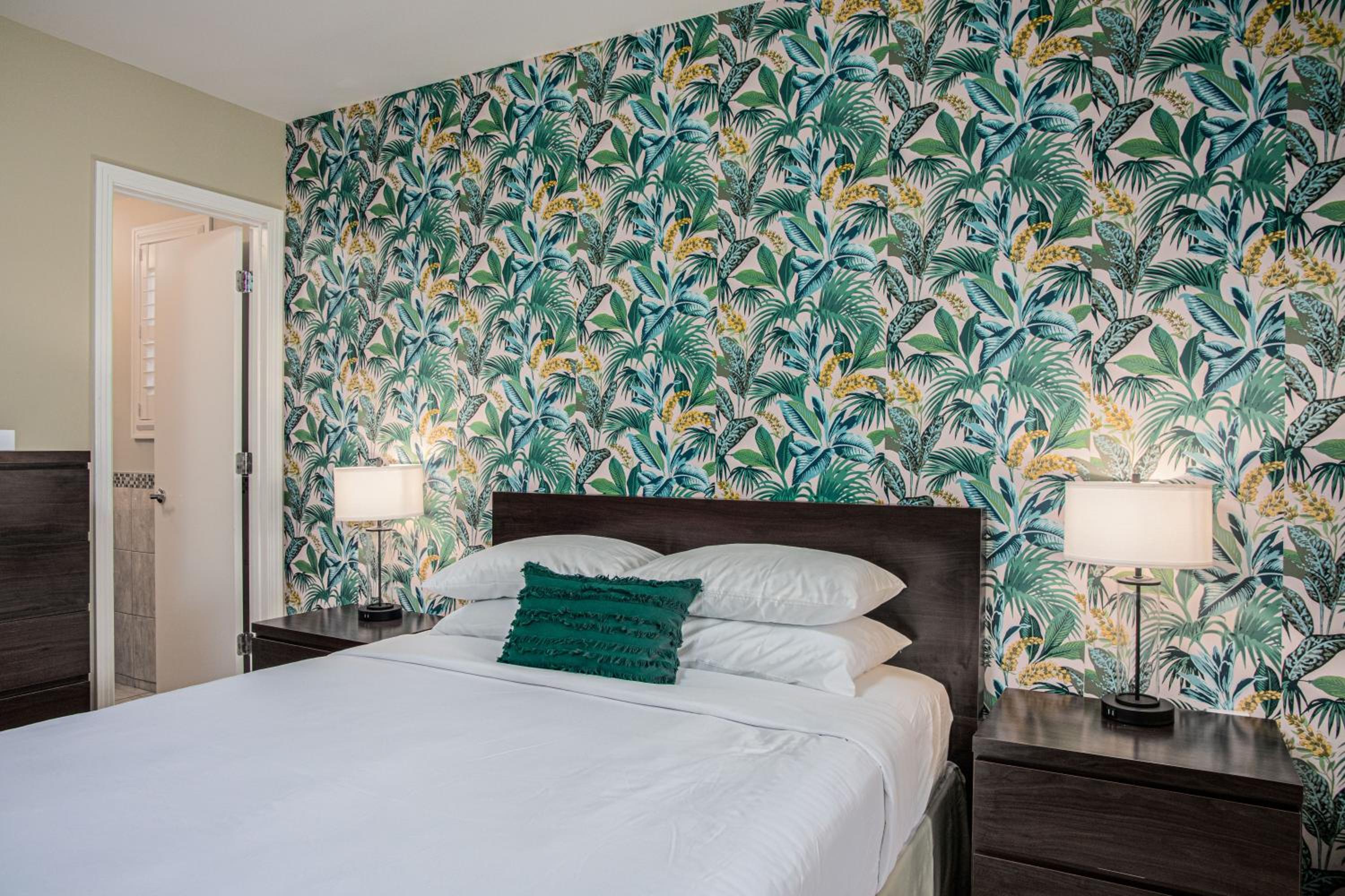 Deluxe Queen Room - Photo 7