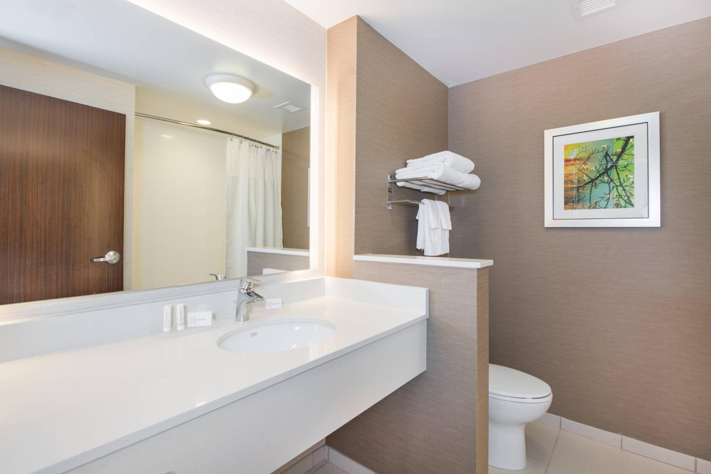 Queen Room with Two Queen Beds and Adapted Tub - Mobility Accessible