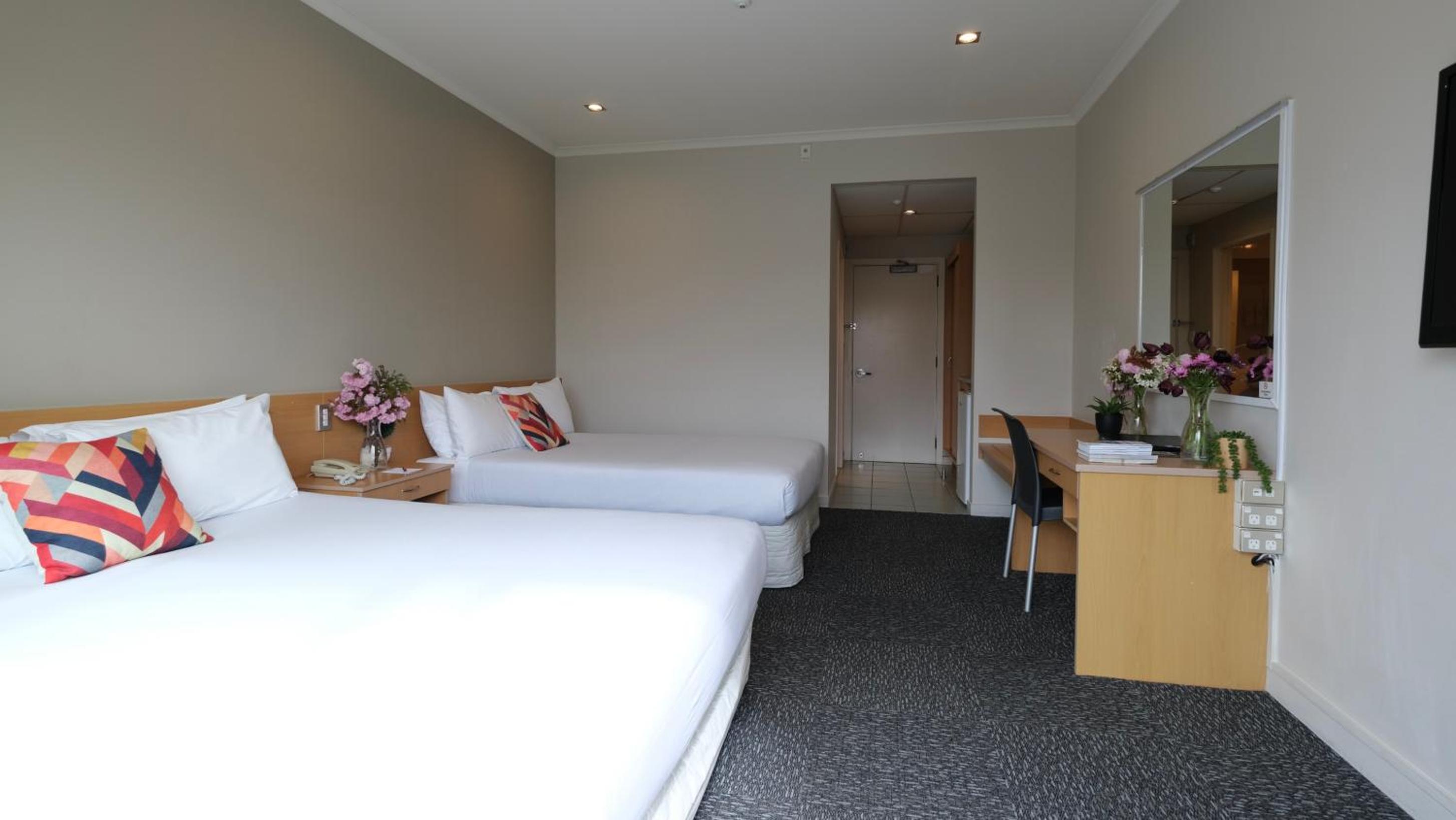 Deluxe Room thumbnail 6