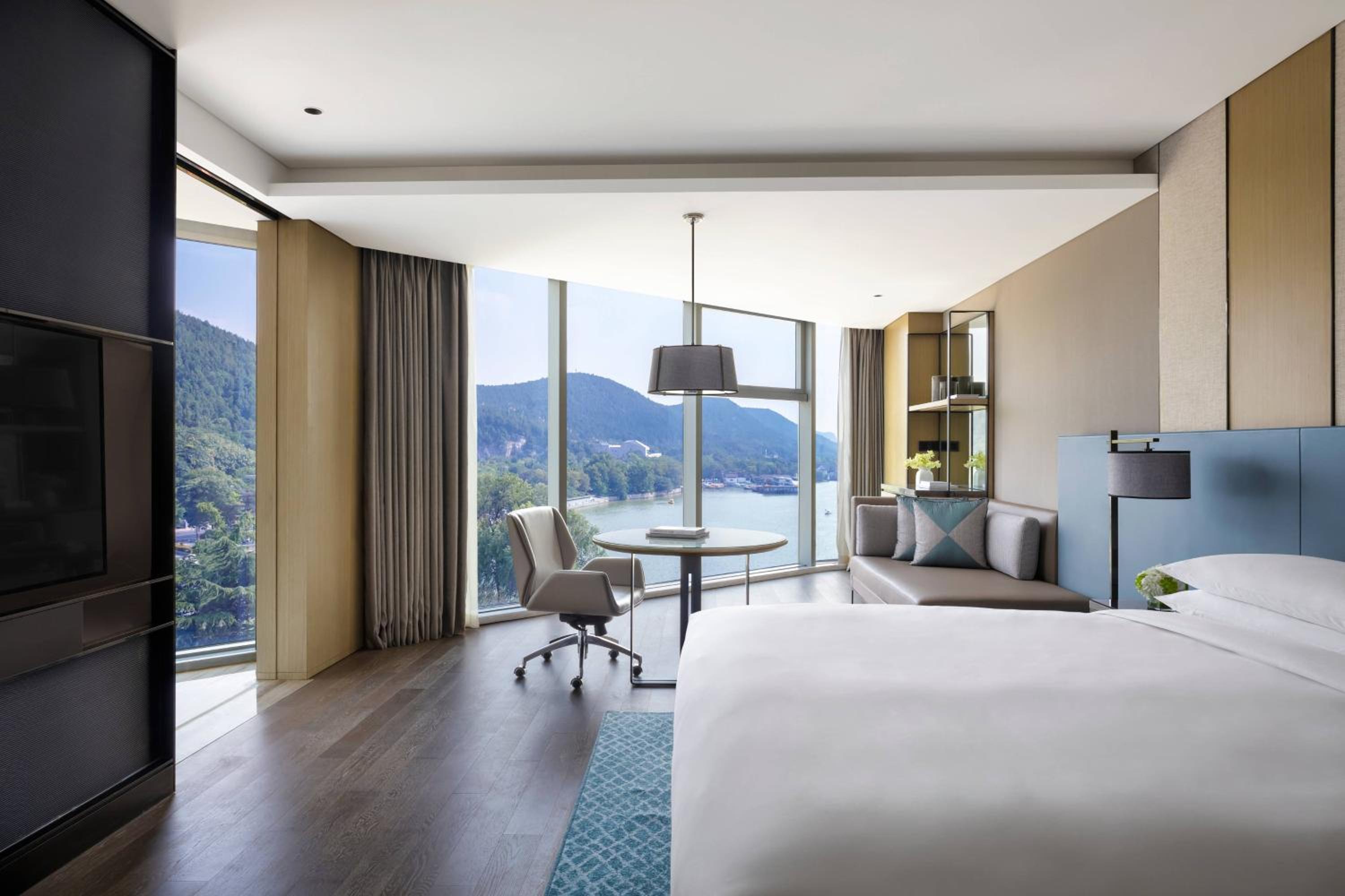 Larger Guest room, 1 King, Lake view, Conner room - Photo 1